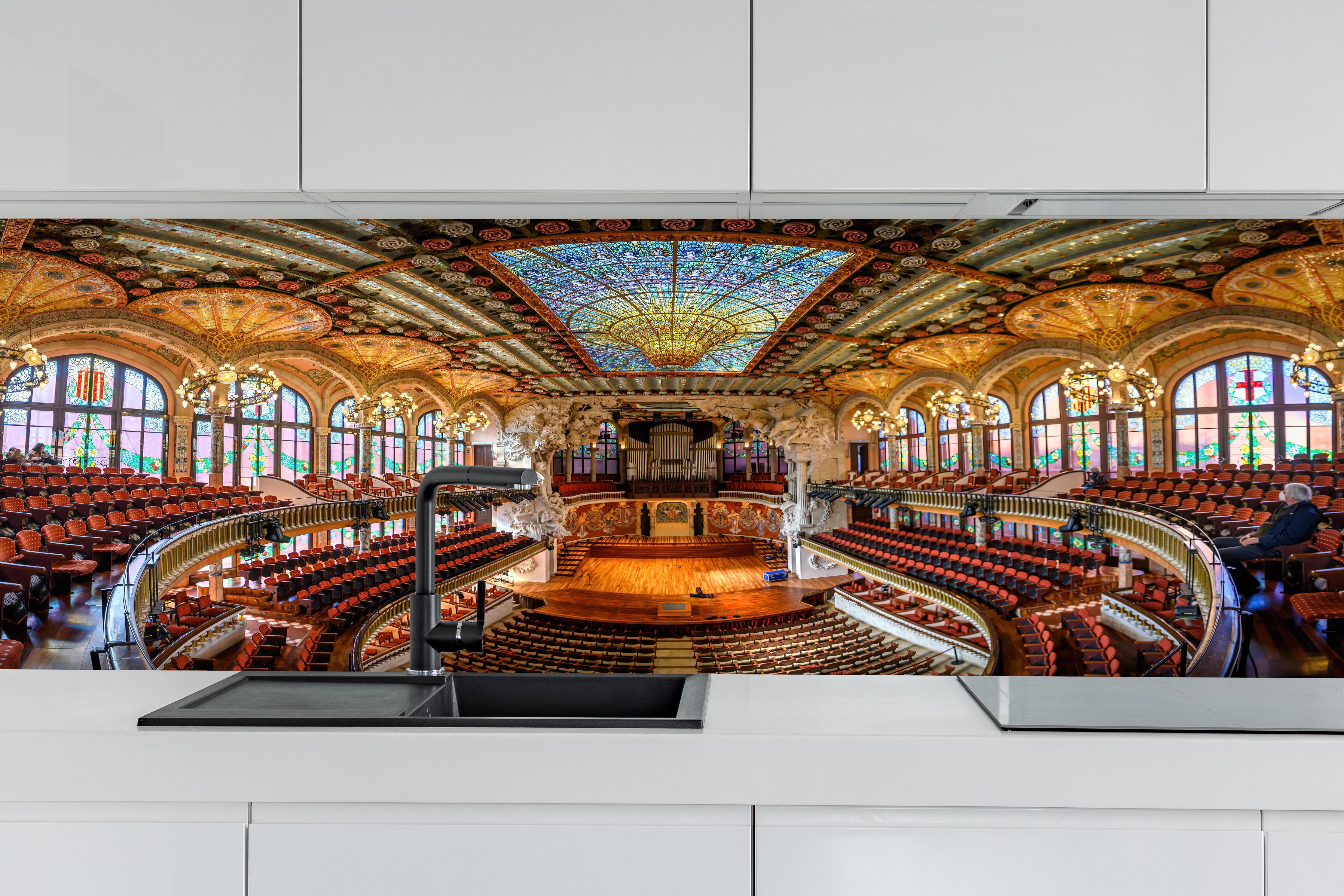 Küche - Katalanischer Konzertsaal hinter weißen Hochglanz-Küchenregalen und schwarzem Wasserhahn