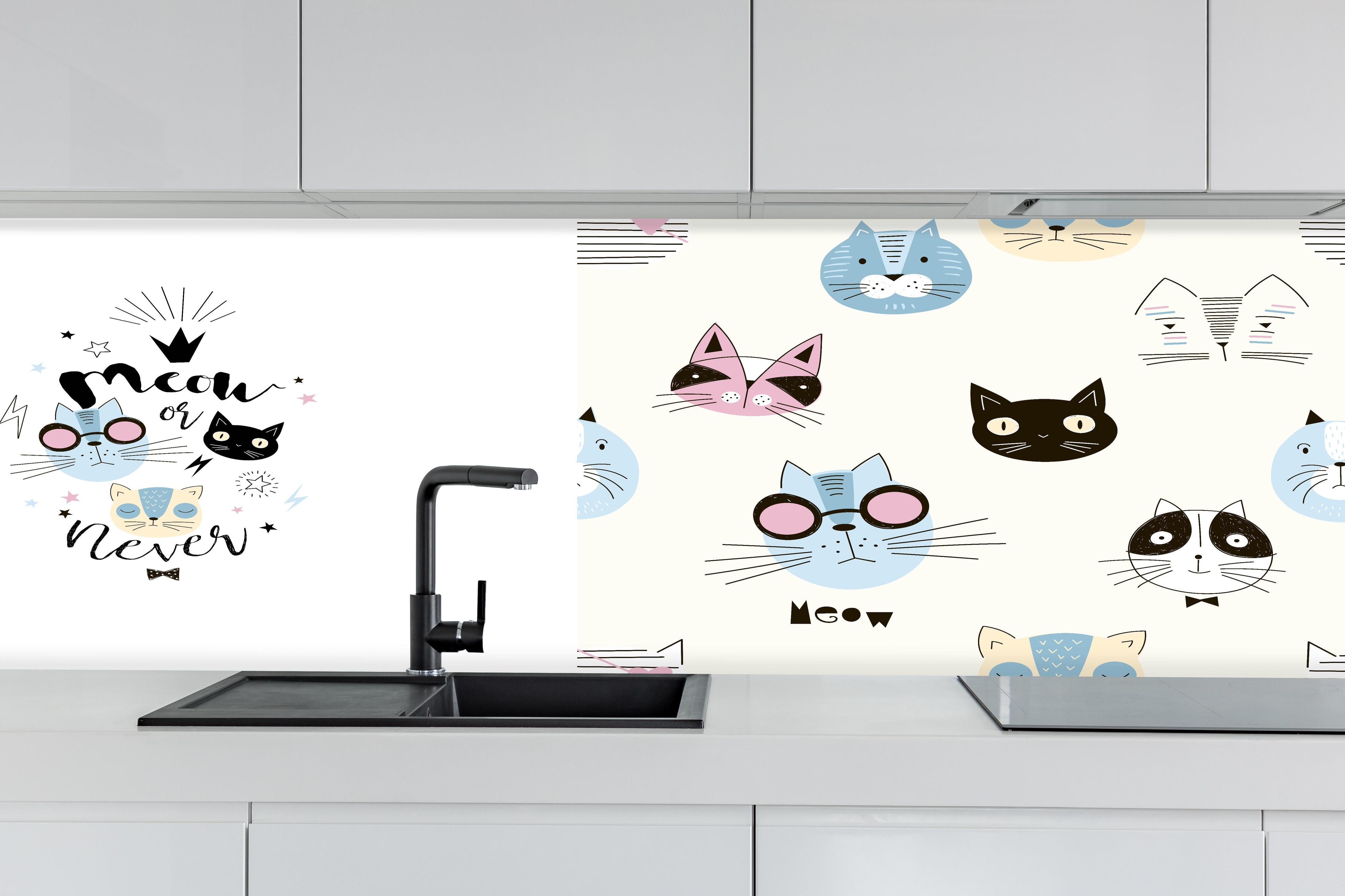 Küche - Katzen-Gesichter Pyjama-Set Weiß-Creme hinter weißen Hochglanz-Küchenregalen und schwarzem Wasserhahn