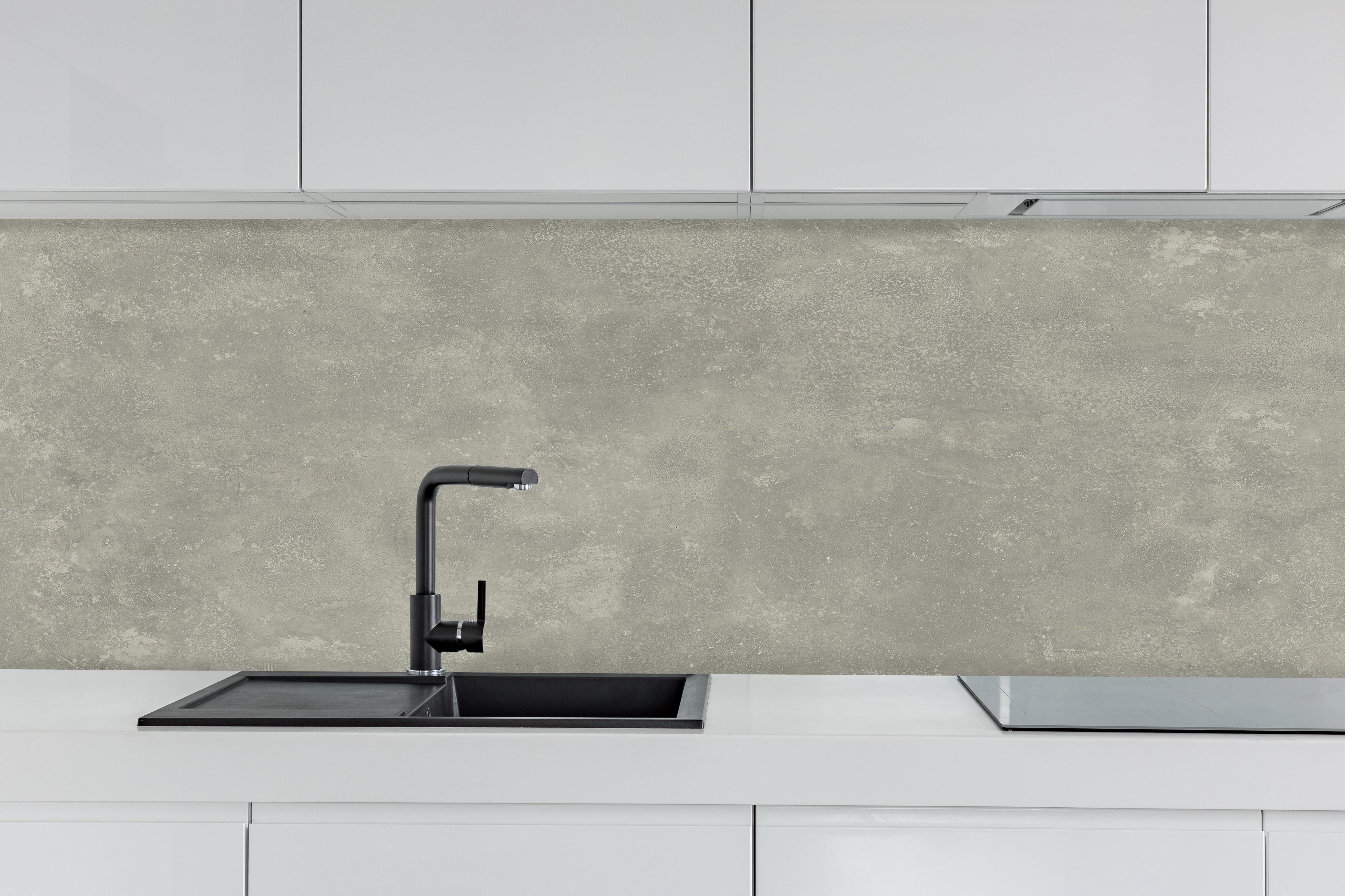 Küche - Keramik Urban Grey hinter weißen Hochglanz-Küchenregalen und schwarzem Wasserhahn