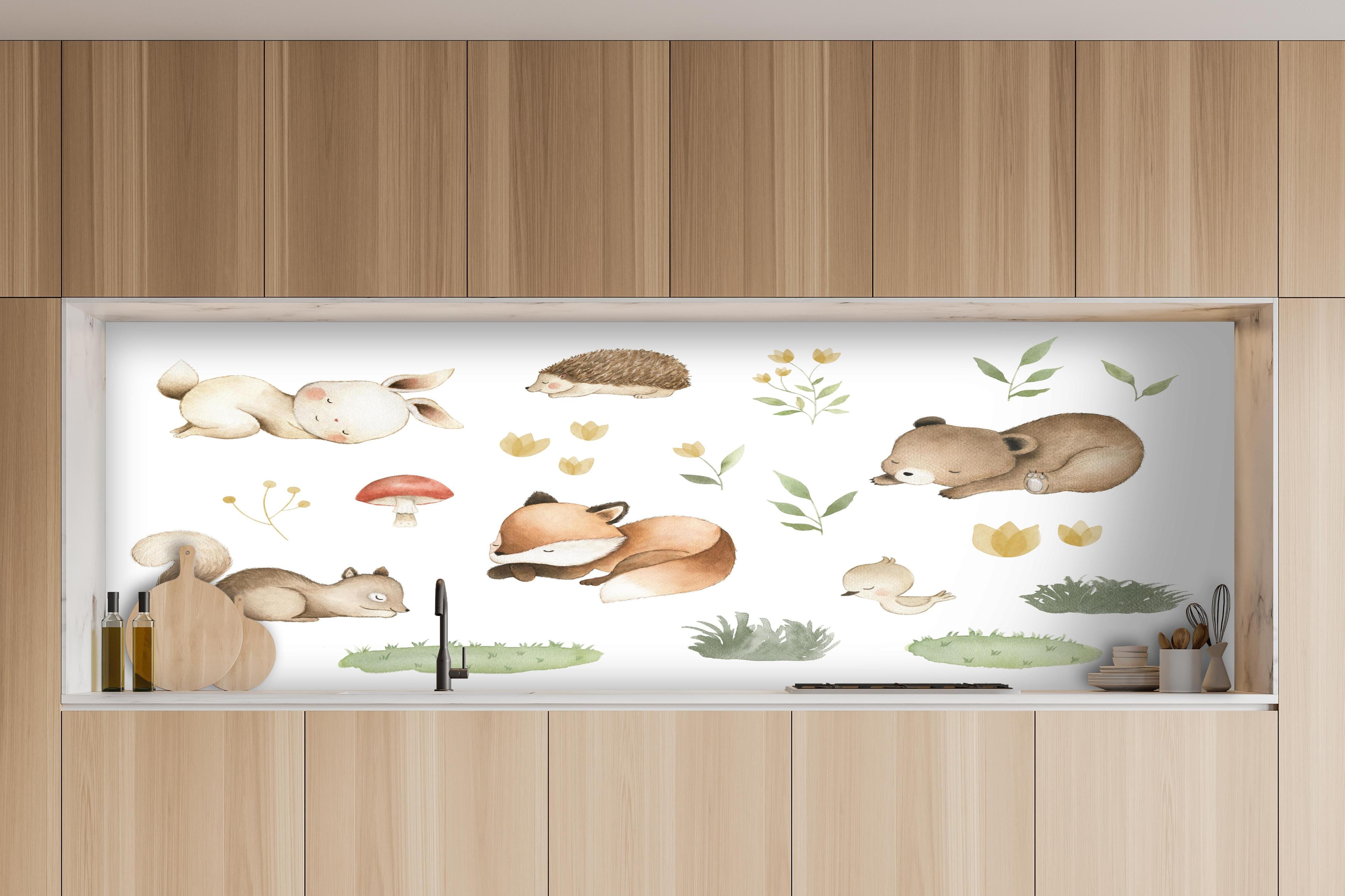 Küche - Kindermotiv - Schlafende Tierchen hinter weißen Hochglanz-Küchenregalen und schwarzem Wasserhahn