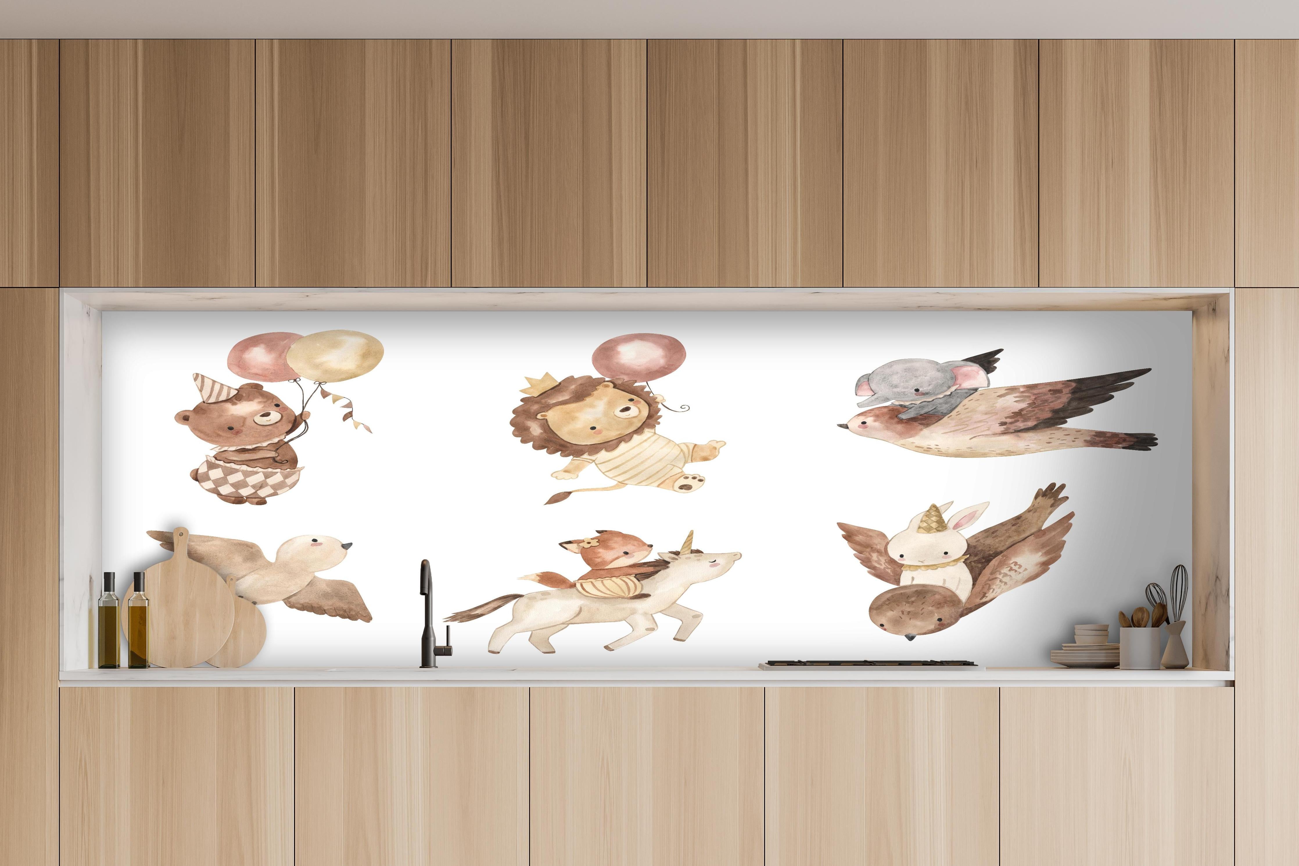 Küche - Kindermotiv - Tiere in den Lüften hinter weißen Hochglanz-Küchenregalen und schwarzem Wasserhahn