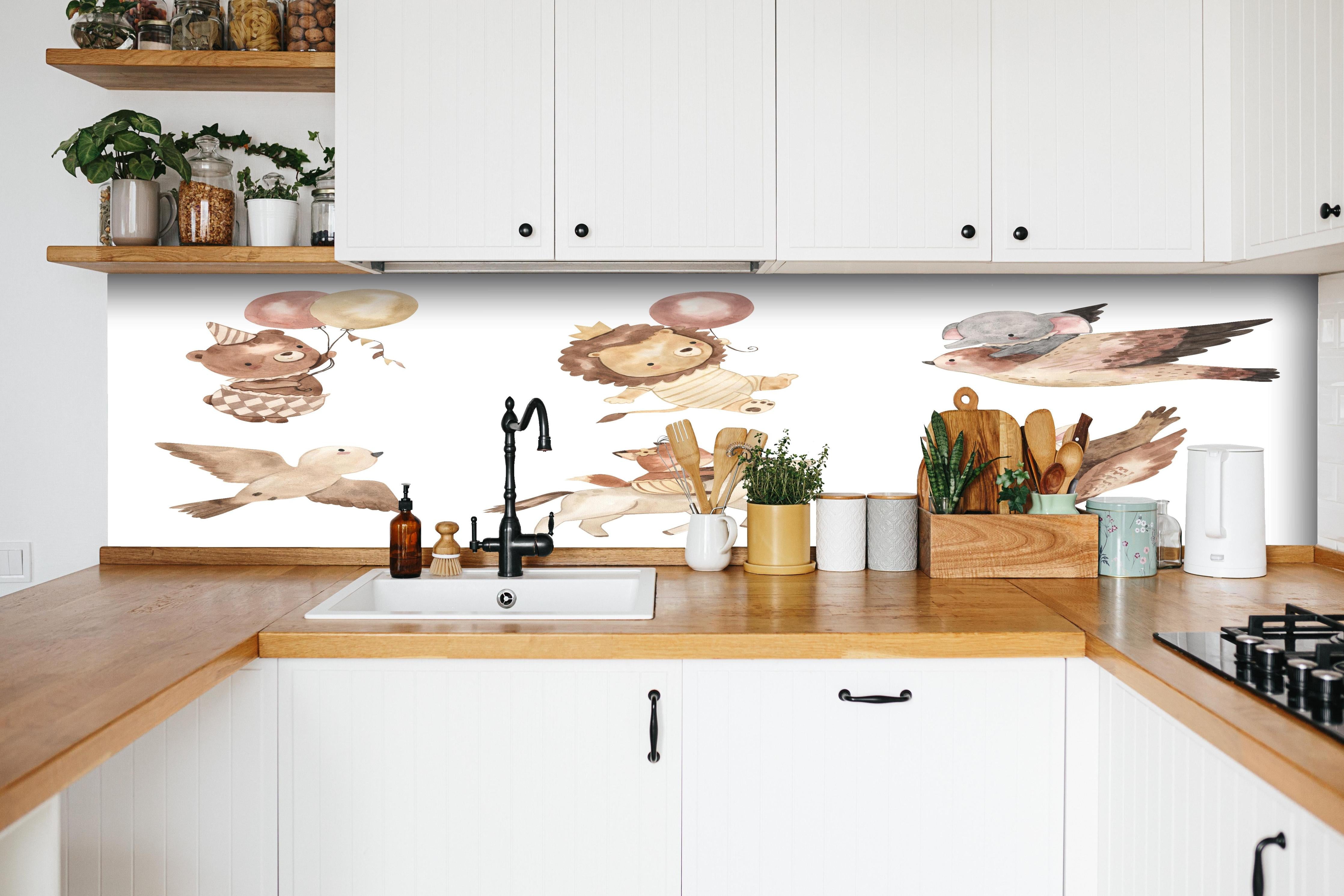 Küche - Kindermotiv - Tiere in den Lüften hinter weißen Hochglanz-Küchenregalen und schwarzem Wasserhahn