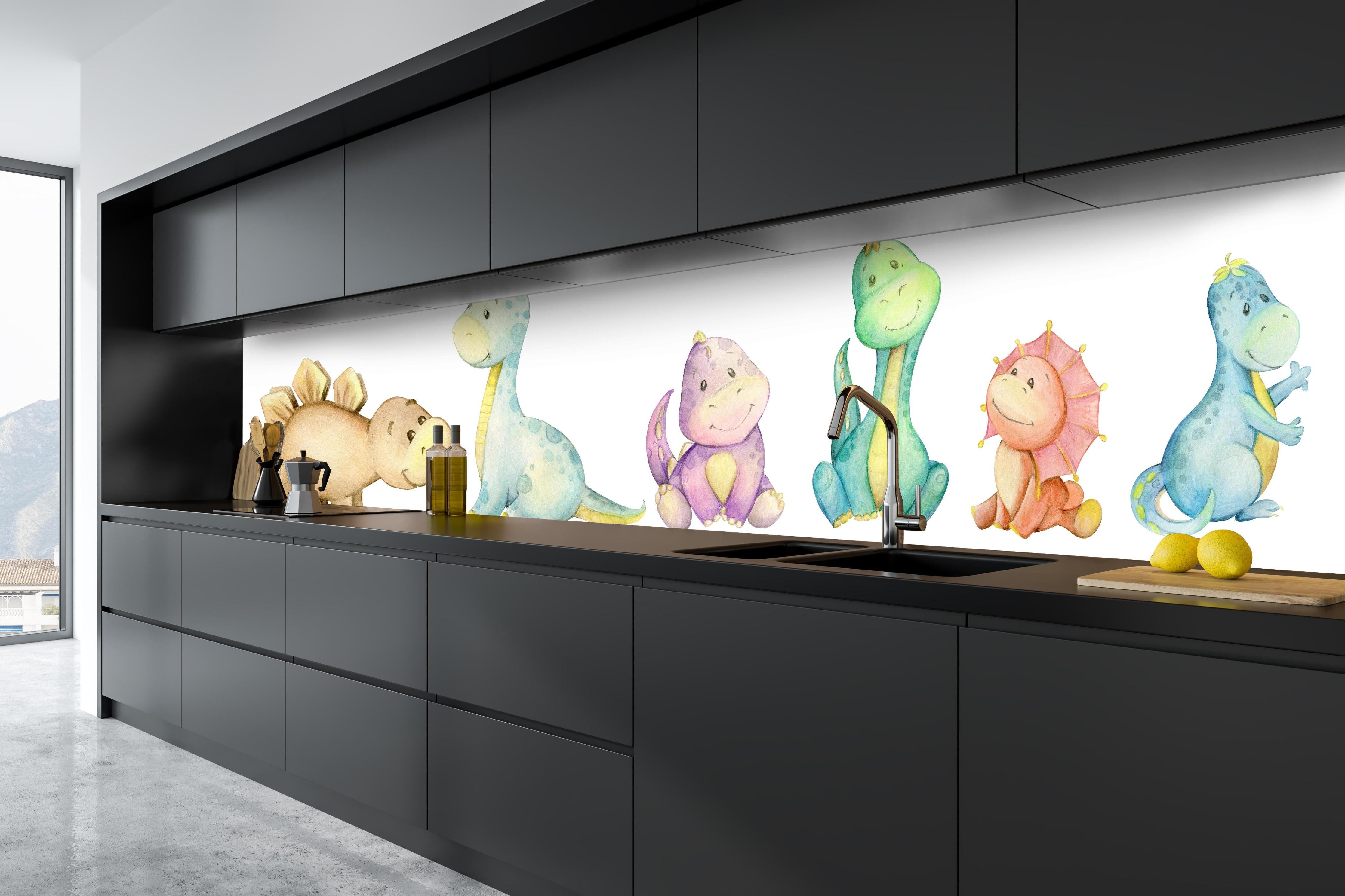 Küche - Kindliche Dinosaurier hinter weißen Hochglanz-Küchenregalen und schwarzem Wasserhahn
