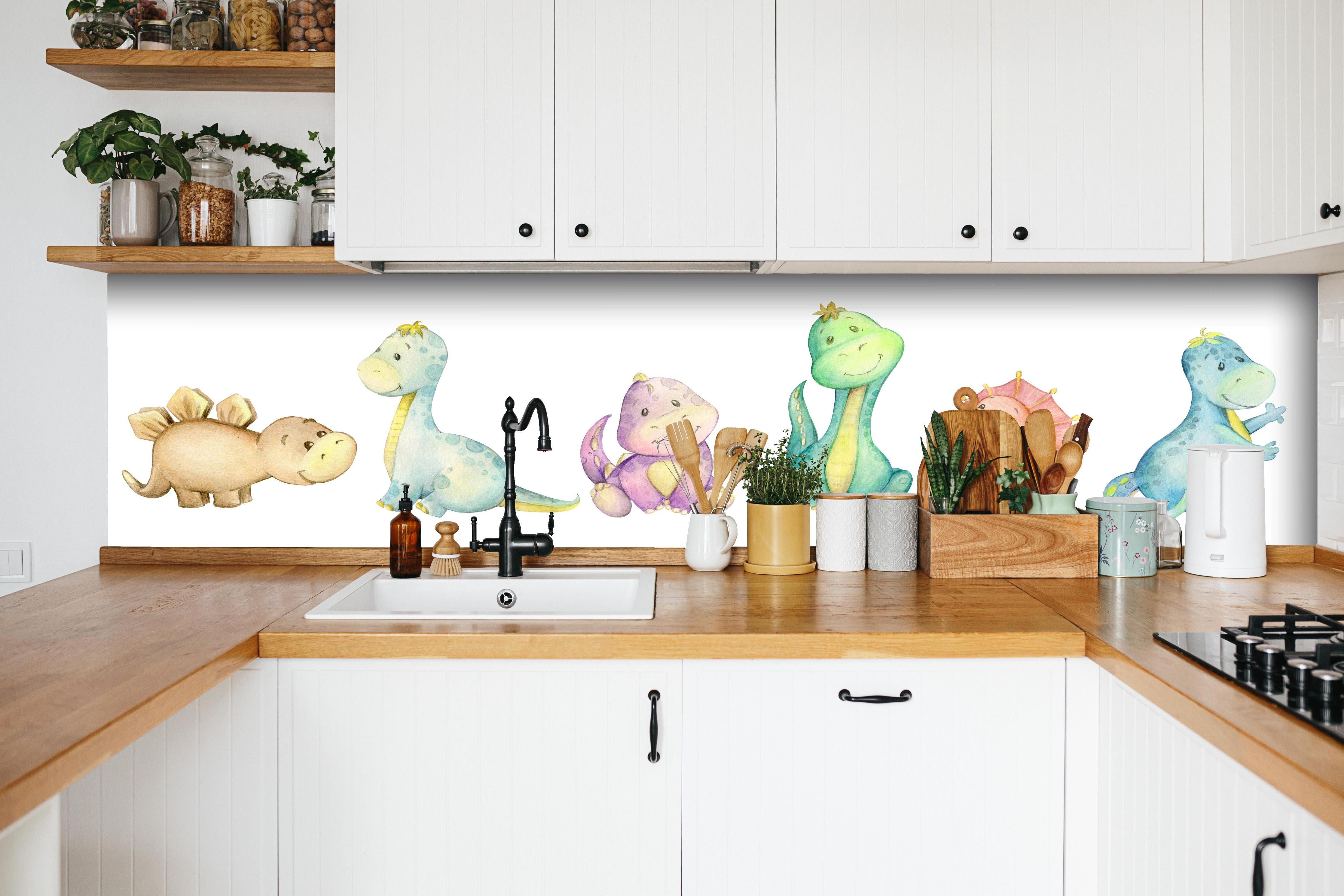 Küche - Kindliche Dinosaurier hinter weißen Hochglanz-Küchenregalen und schwarzem Wasserhahn