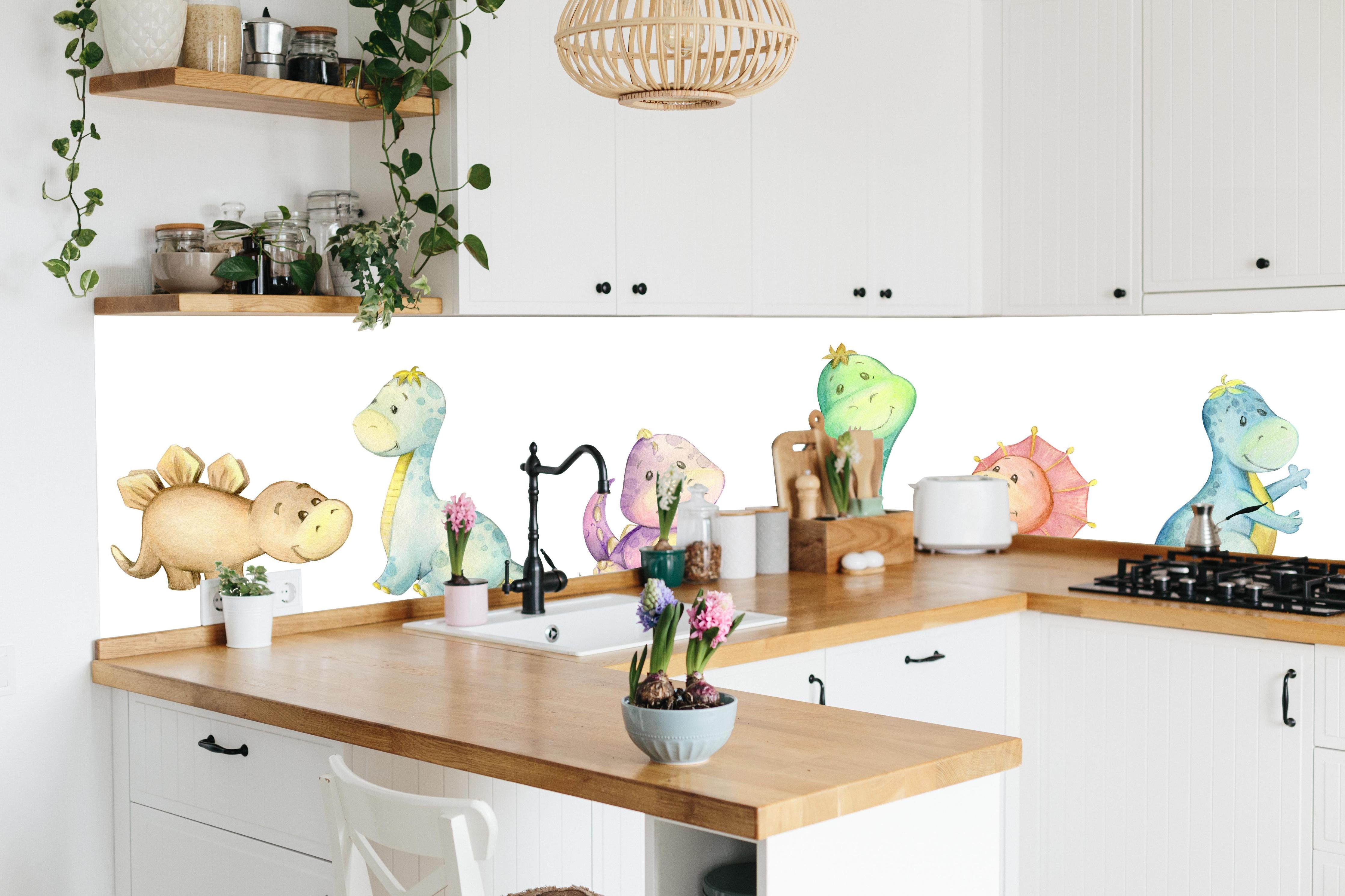 Küche - Kindliche Dinosaurier hinter weißen Hochglanz-Küchenregalen und schwarzem Wasserhahn