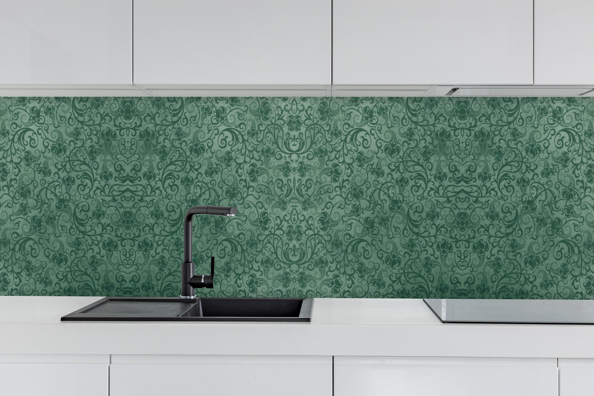 Küche - Klassisches Grünes Damast Textilmuster hinter weißen Hochglanz-Küchenregalen und schwarzem Wasserhahn