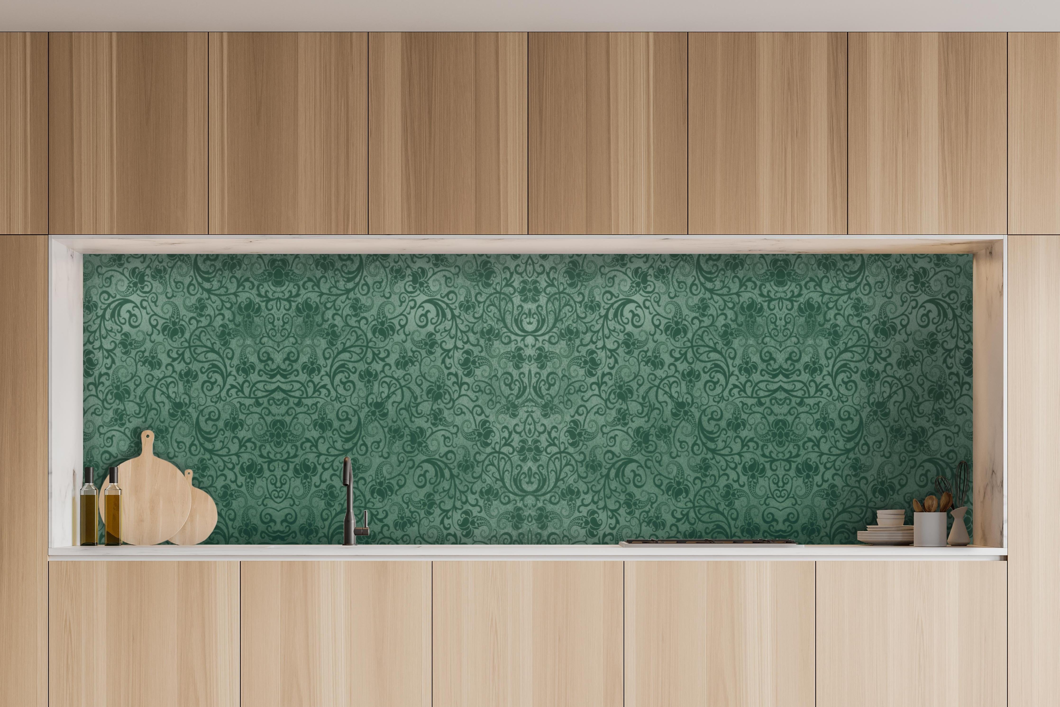 Küche - Klassisches Grünes Damast Textilmuster hinter weißen Hochglanz-Küchenregalen und schwarzem Wasserhahn