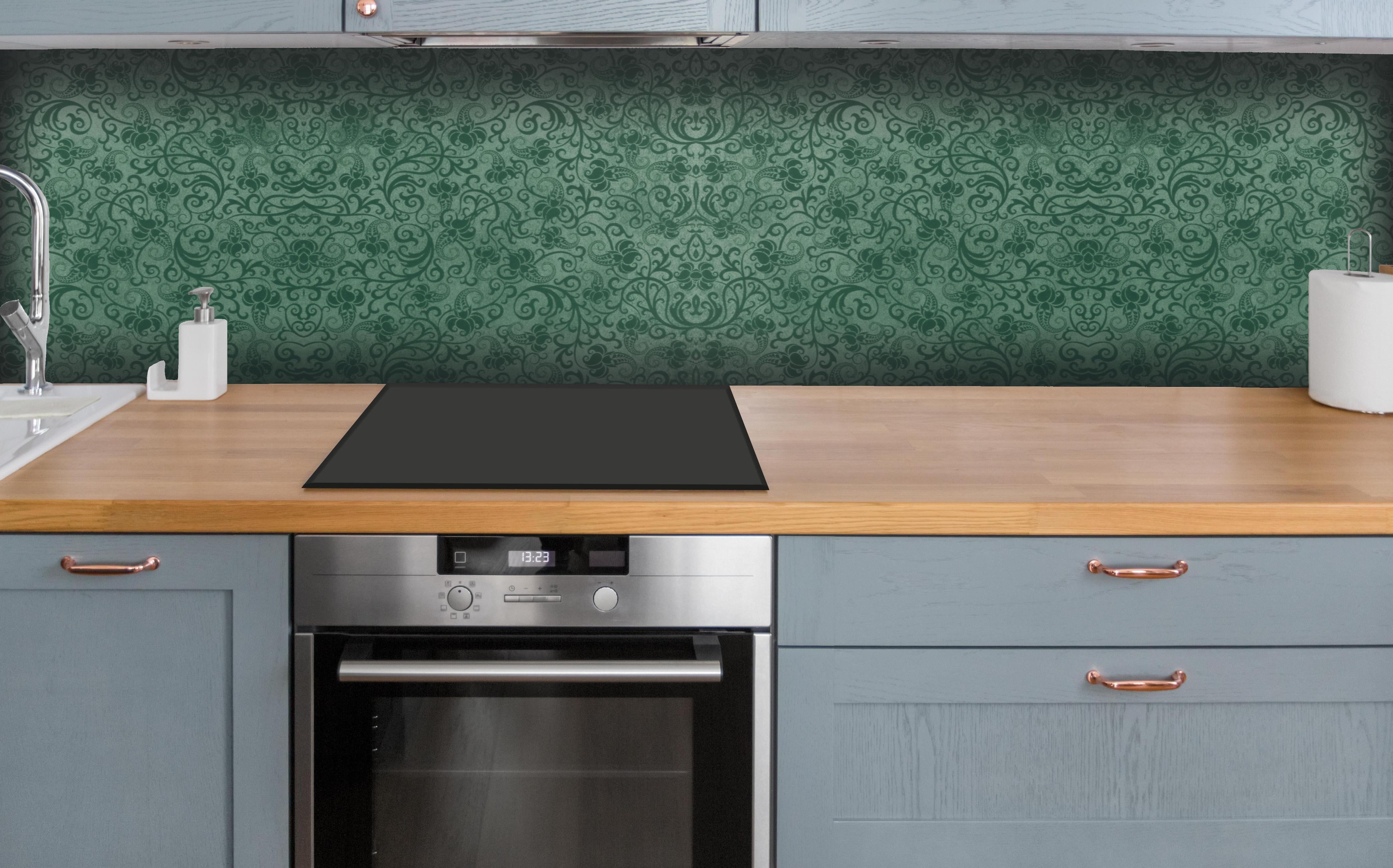 Küche - Klassisches Grünes Damast Textilmuster hinter weißen Hochglanz-Küchenregalen und schwarzem Wasserhahn