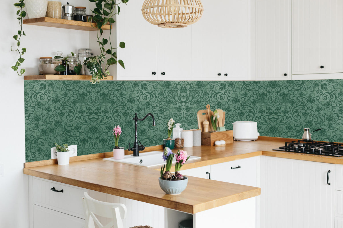 Küche - Klassisches Grünes Damast Textilmuster hinter weißen Hochglanz-Küchenregalen und schwarzem Wasserhahn