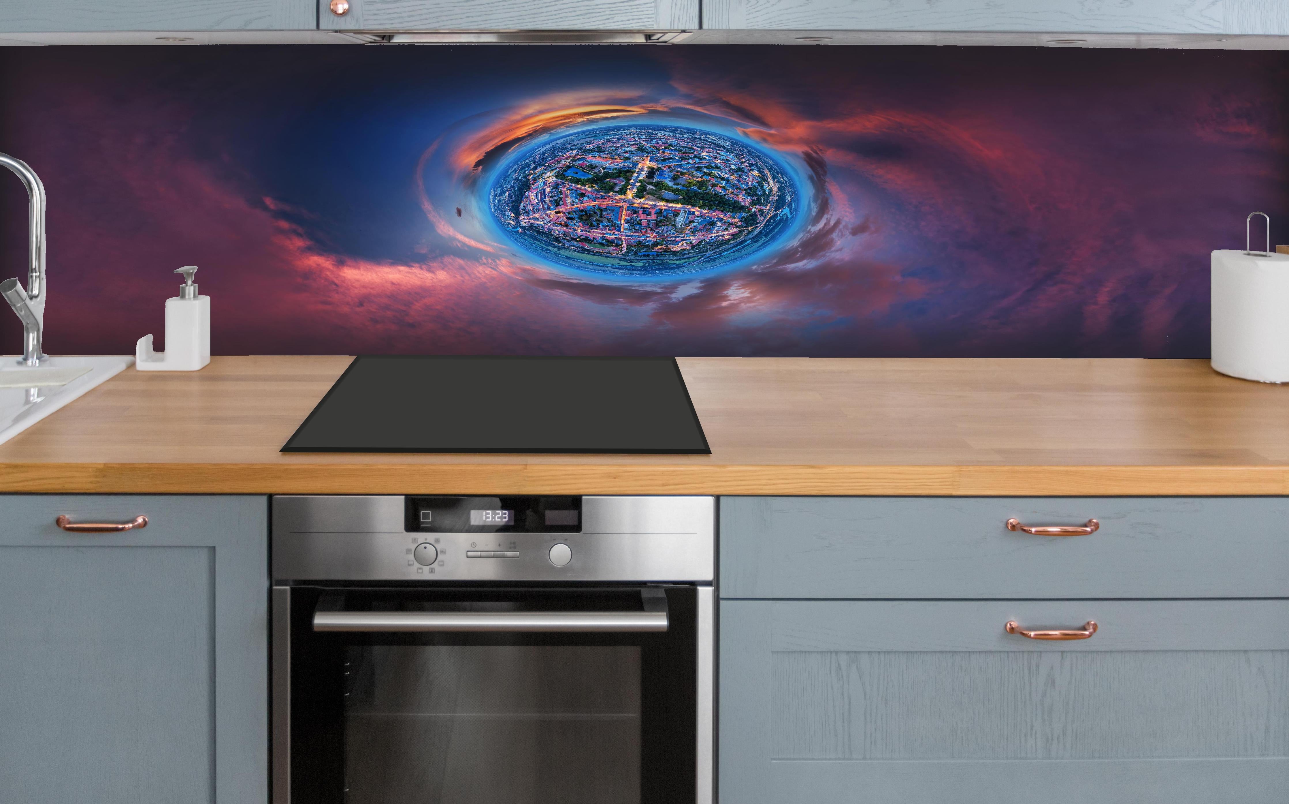 Küche - Kleine Stadt auf einem kleinen Planeten hinter weißen Hochglanz-Küchenregalen und schwarzem Wasserhahn