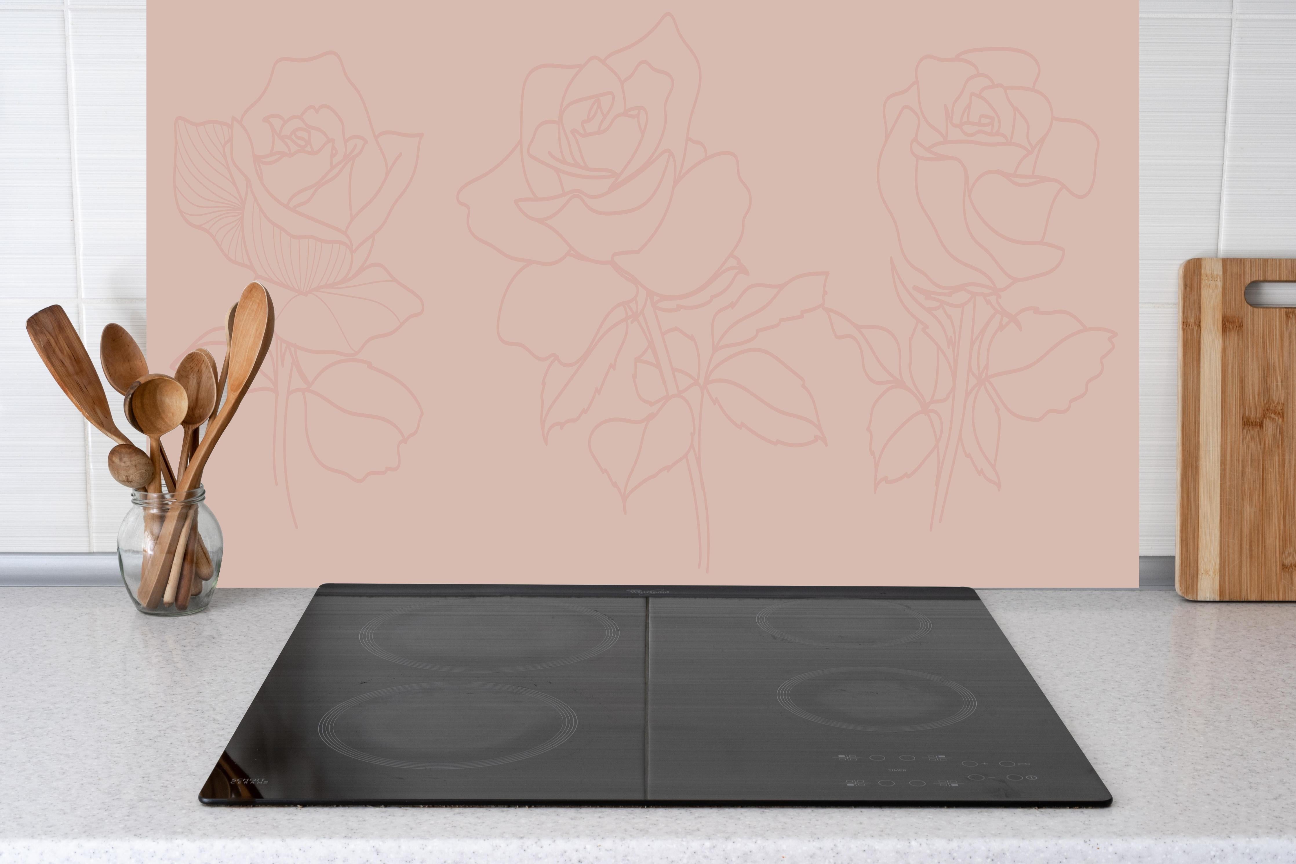 Küche - Konturzeichnung drei stilisierter Rosen hinter weißen Hochglanz-Küchenregalen und schwarzem Wasserhahn