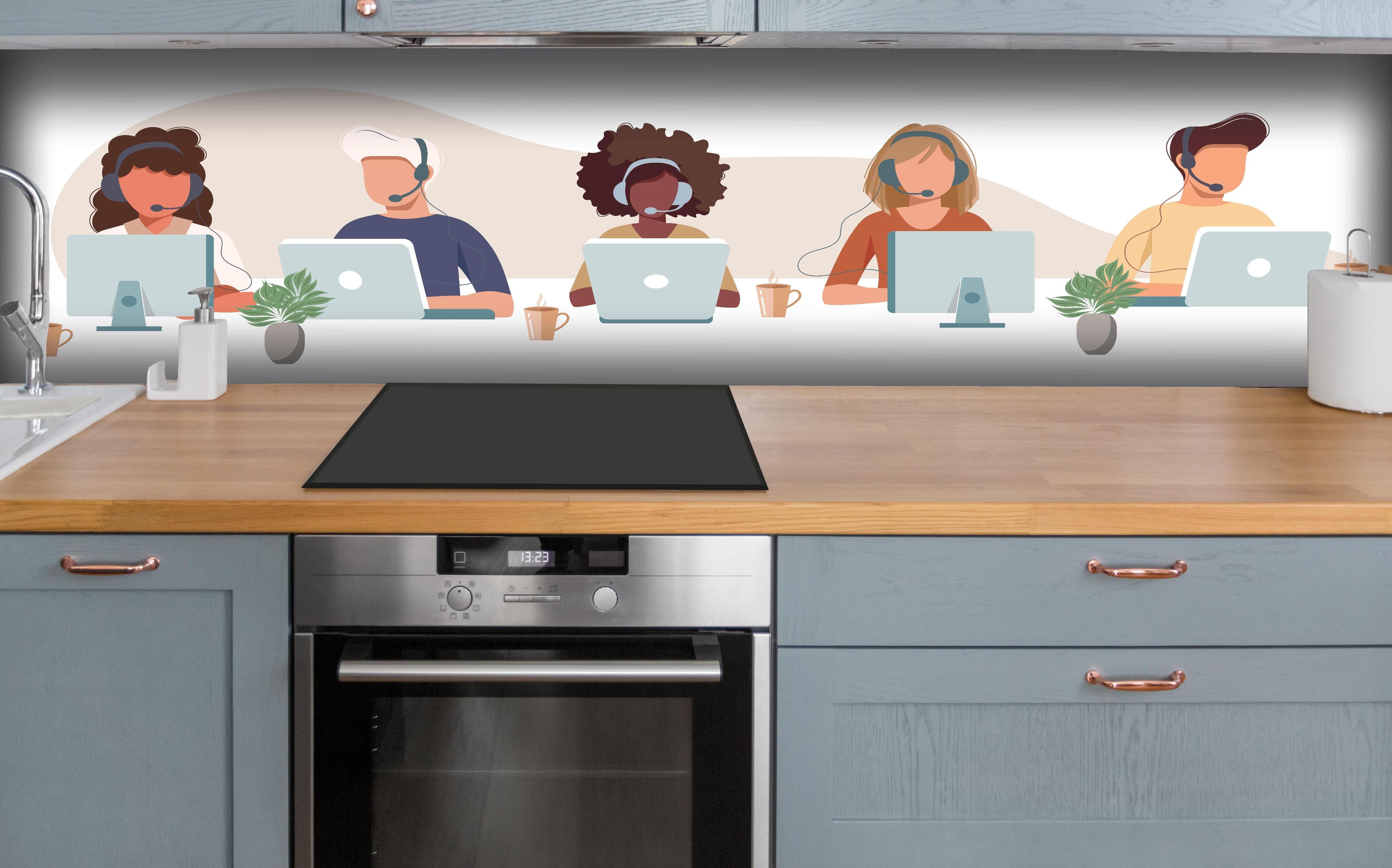 Küche - Kreatives Team bei der Arbeit Illustration hinter weißen Hochglanz-Küchenregalen und schwarzem Wasserhahn