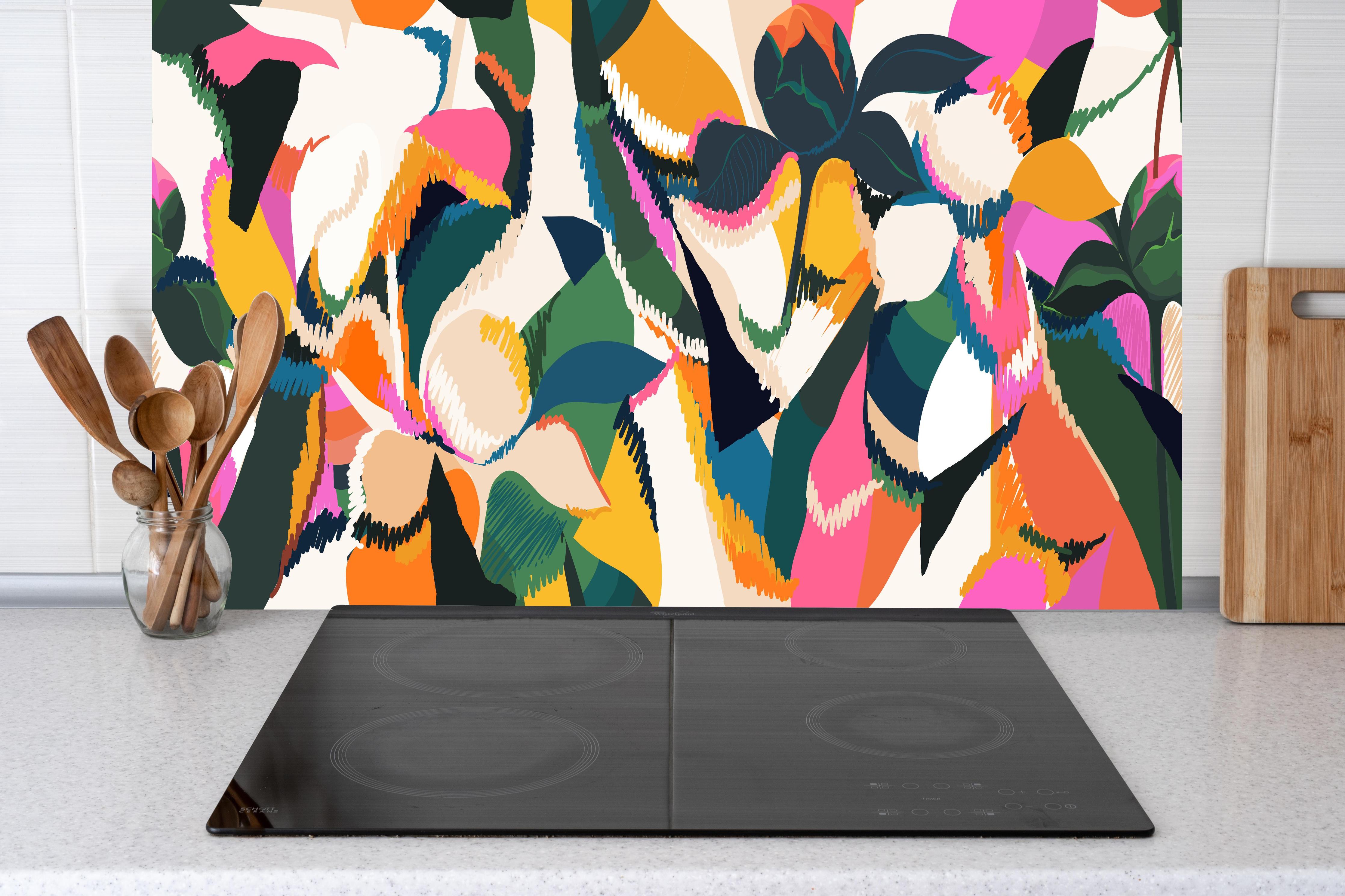 Küche - Abstrakte Tropische Blumen Pink-Orange hinter Cerankochfeld und Holz-Kochutensilien