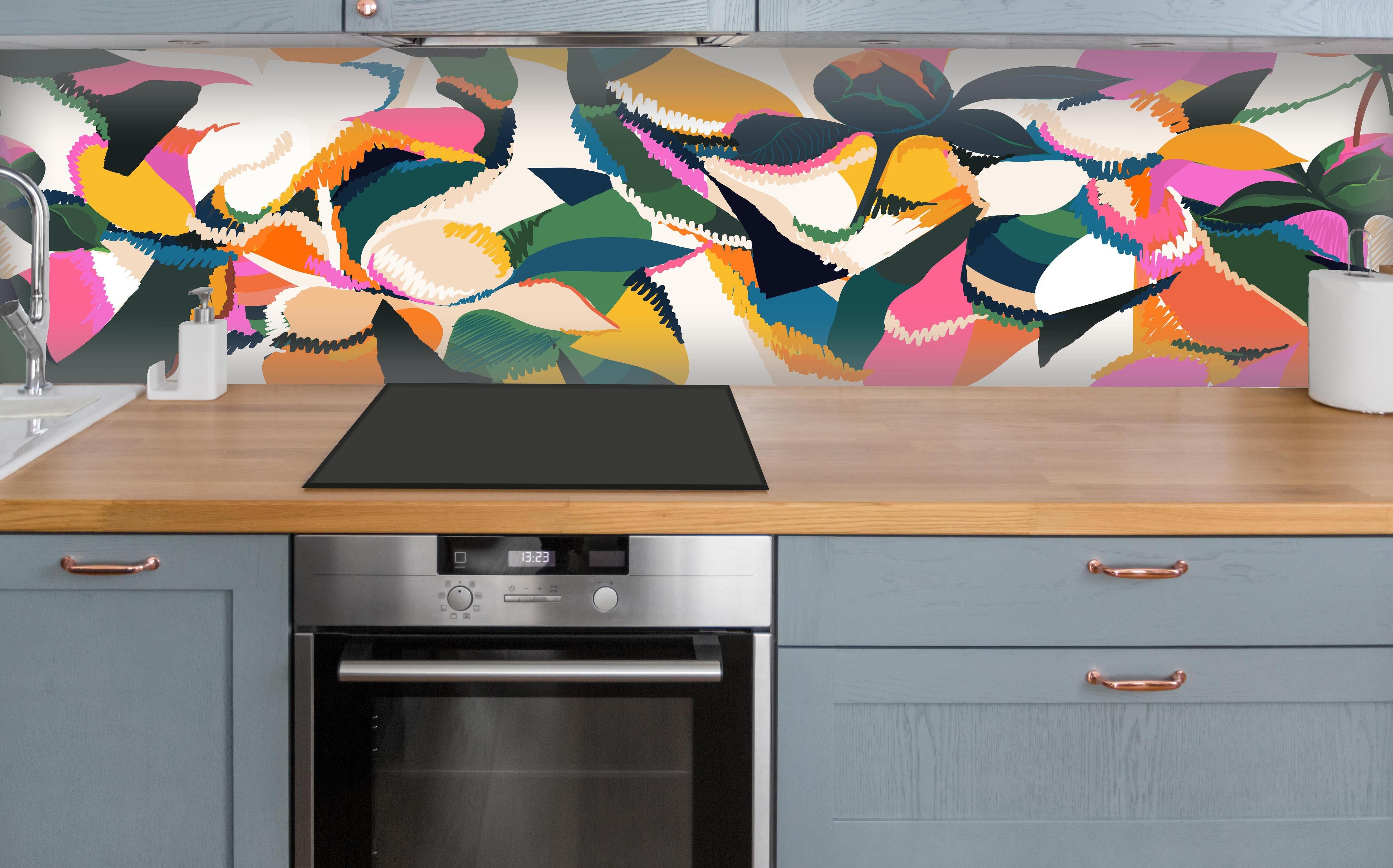 Küche - Abstrakte Tropische Blumen Pink-Orange über polierter Holzarbeitsplatte mit Cerankochfeld
