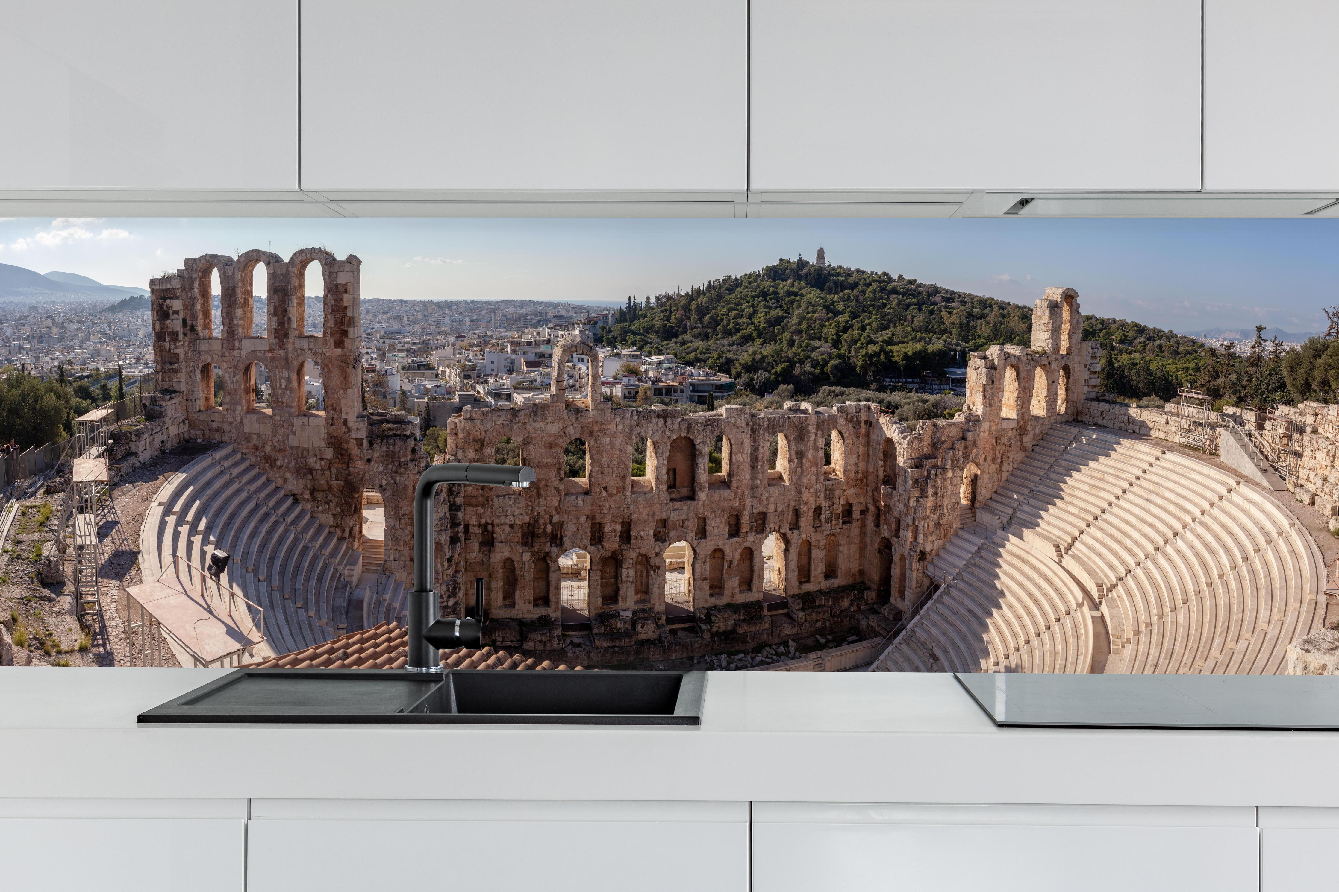 Küche - Akropolis Amphitheater Athen Panorama hinter weißen Hochglanz-Küchenregalen und schwarzem Wasserhahn
