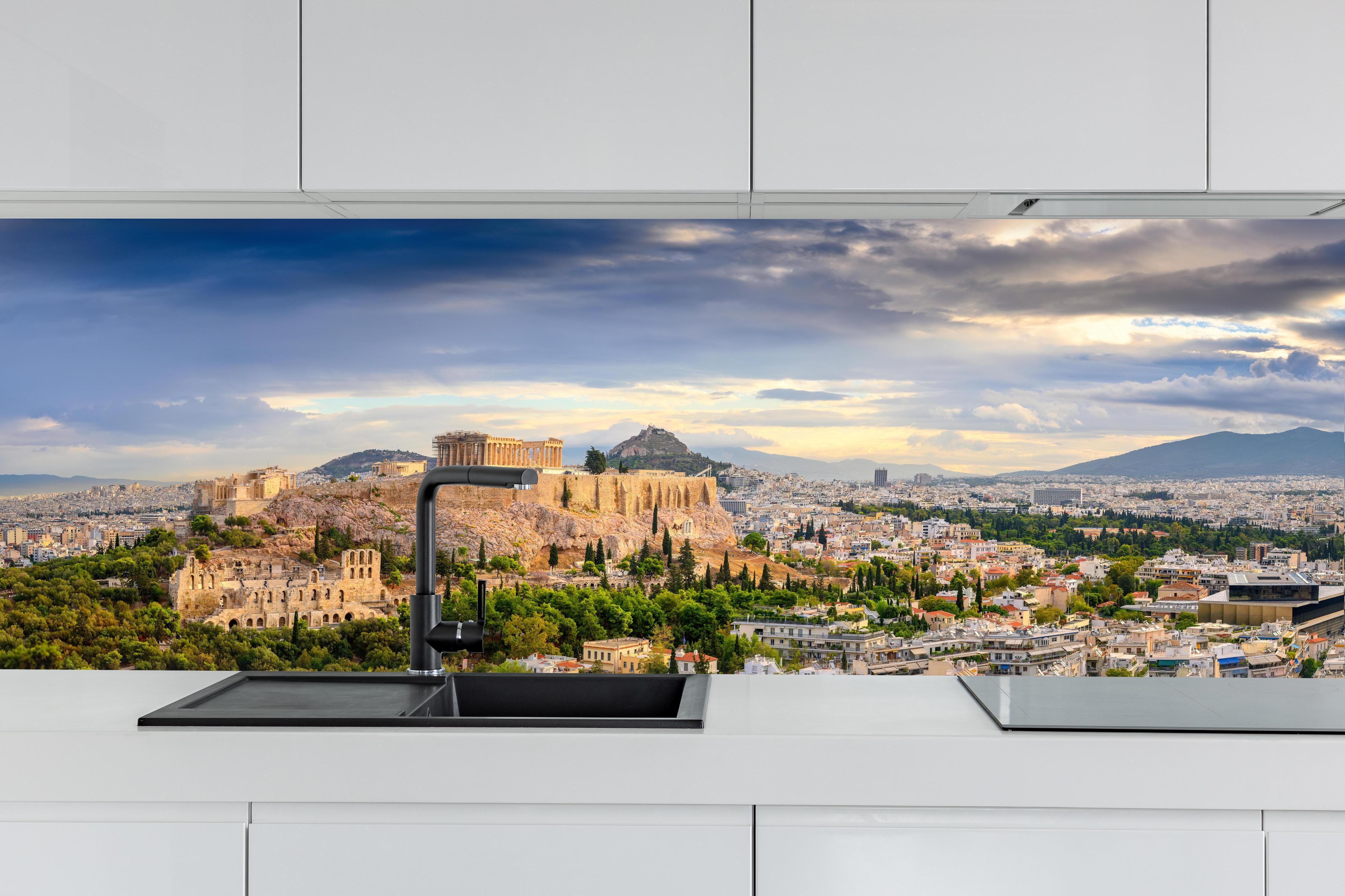 Küche - Akropolis Athen Panorama hinter weißen Hochglanz-Küchenregalen und schwarzem Wasserhahn