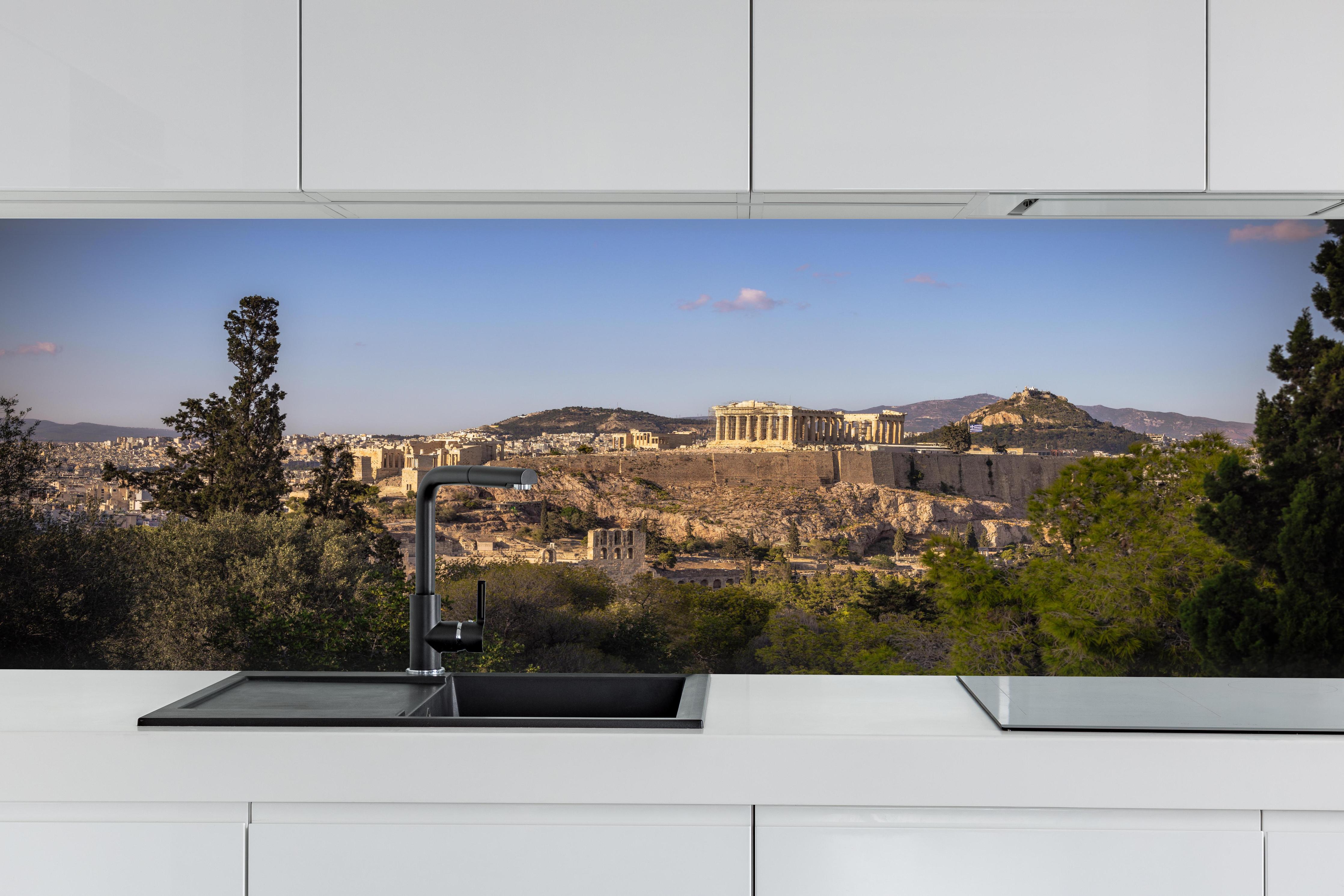 Küche - Akropolis Panorama Beige-Blau hinter weißen Hochglanz-Küchenregalen und schwarzem Wasserhahn