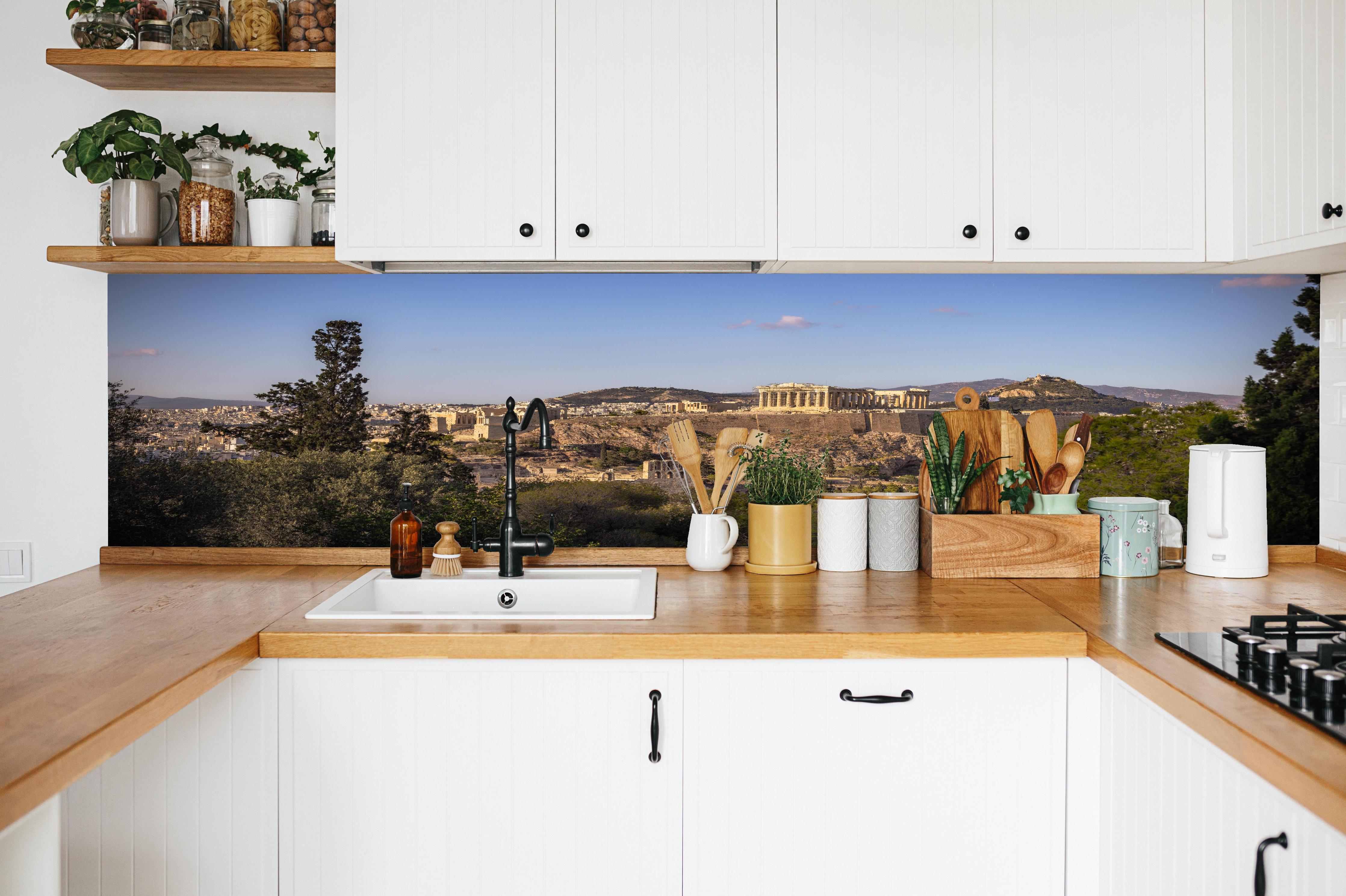 Küche - Akropolis Panorama Beige-Blau in weißer Küche hinter Gewürzen und Kochlöffeln aus Holz