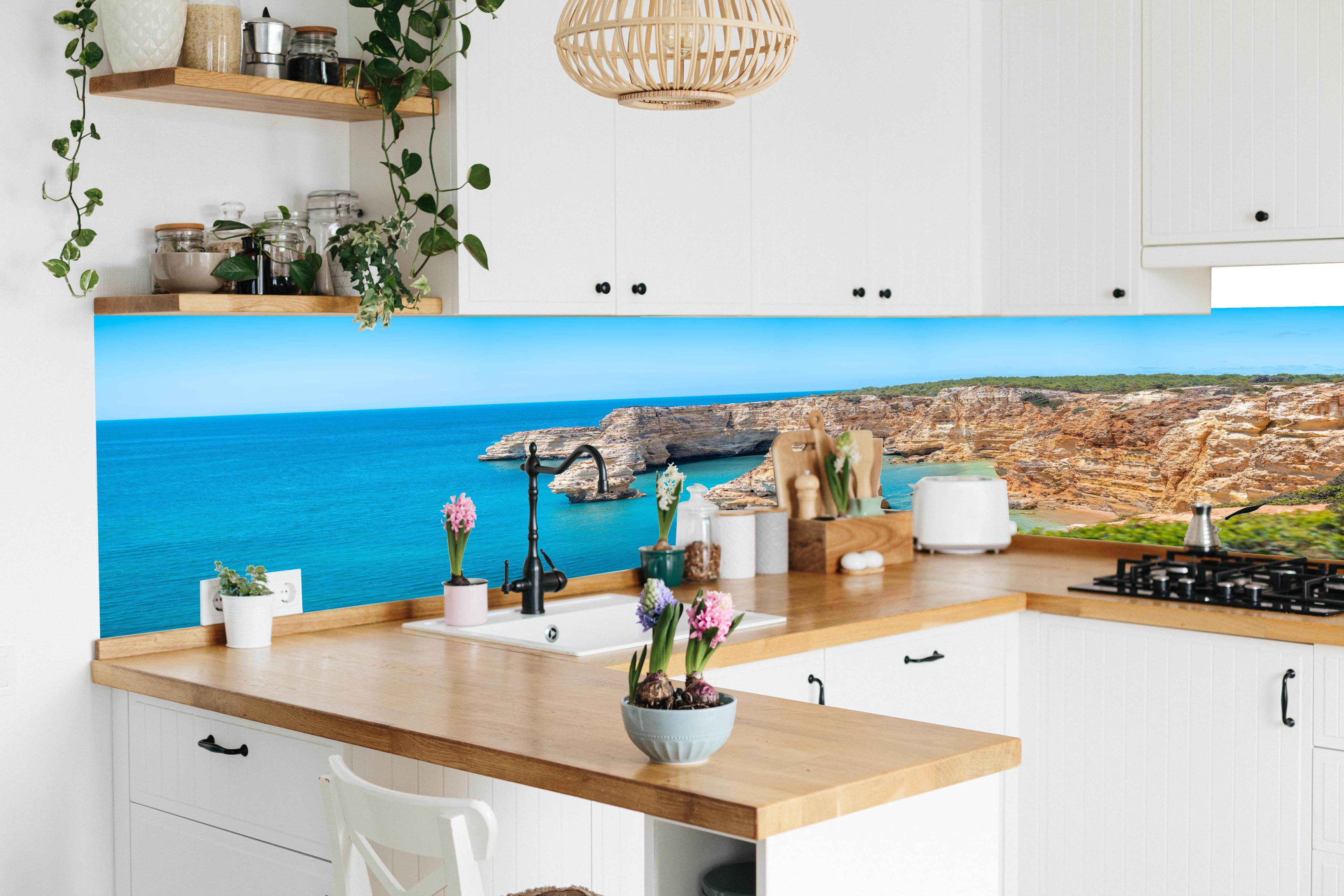 Küche - Algarve-Klippen am türkisblauen Meer in lebendiger Küche mit bunten Blumen