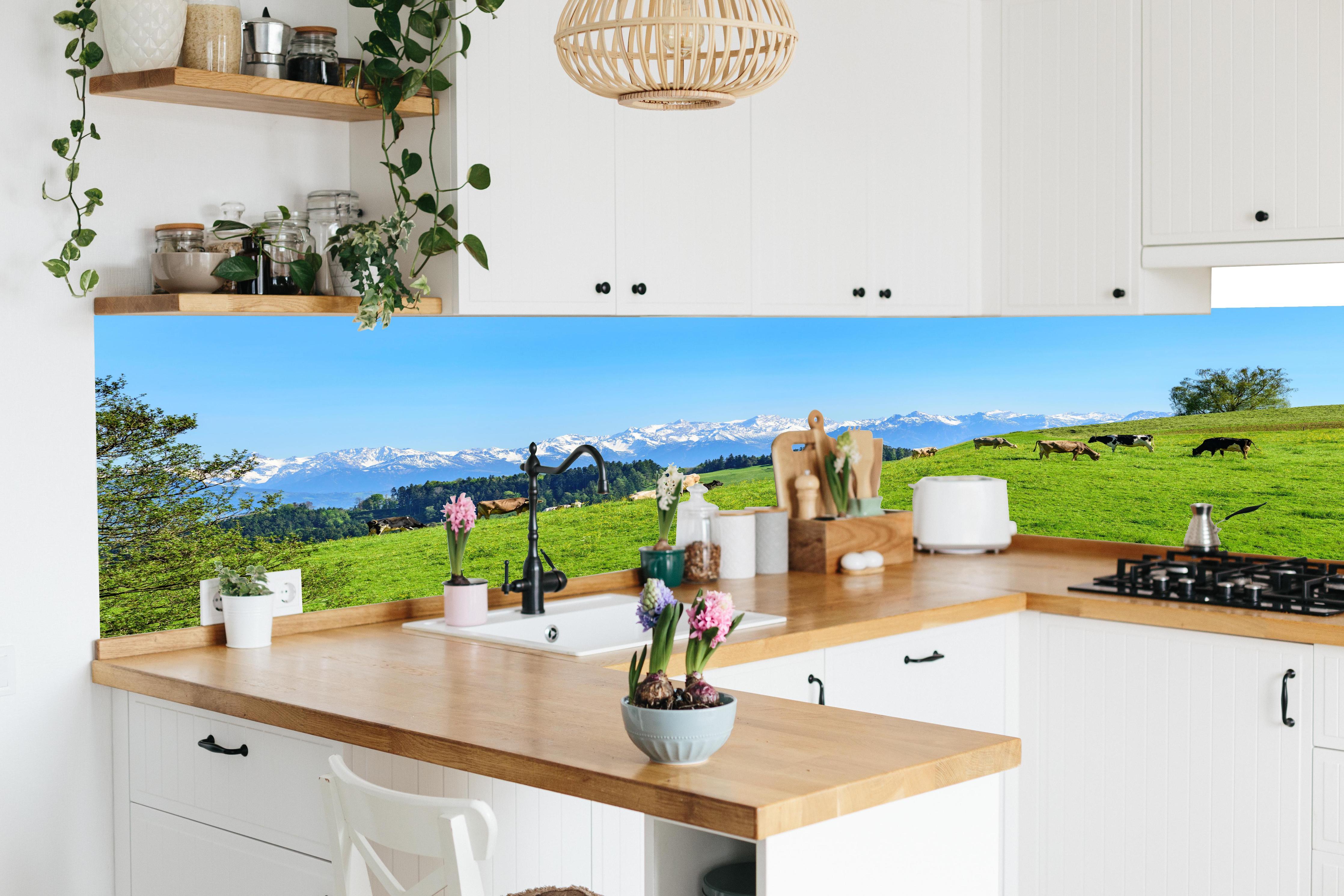 Küche - Almwiese mit Kühen und Alpenblick in lebendiger Küche mit bunten Blumen