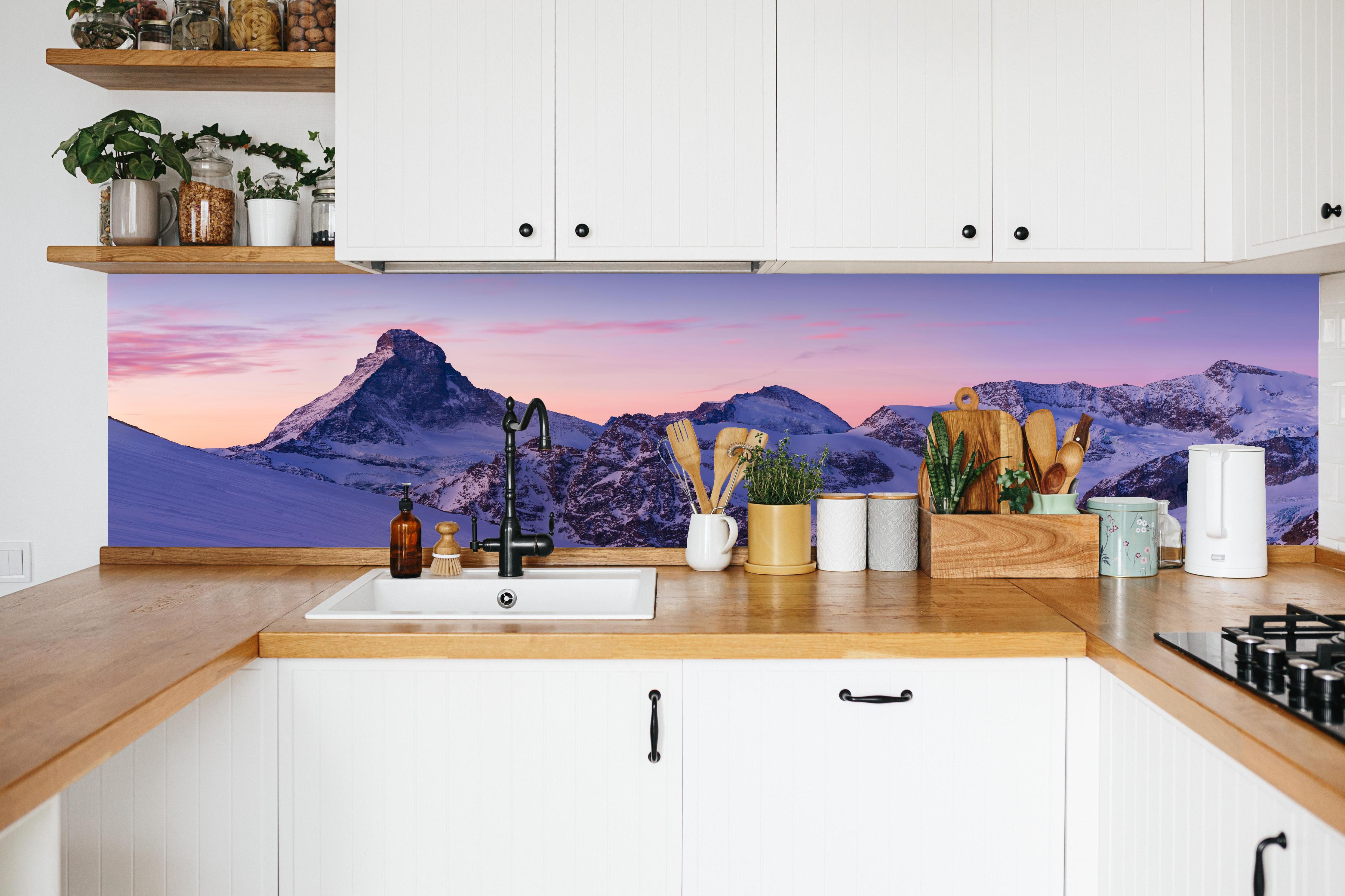 Küche - Alpenpanorama Sonnenuntergang Weiß-Rosa in weißer Küche hinter Gewürzen und Kochlöffeln aus Holz