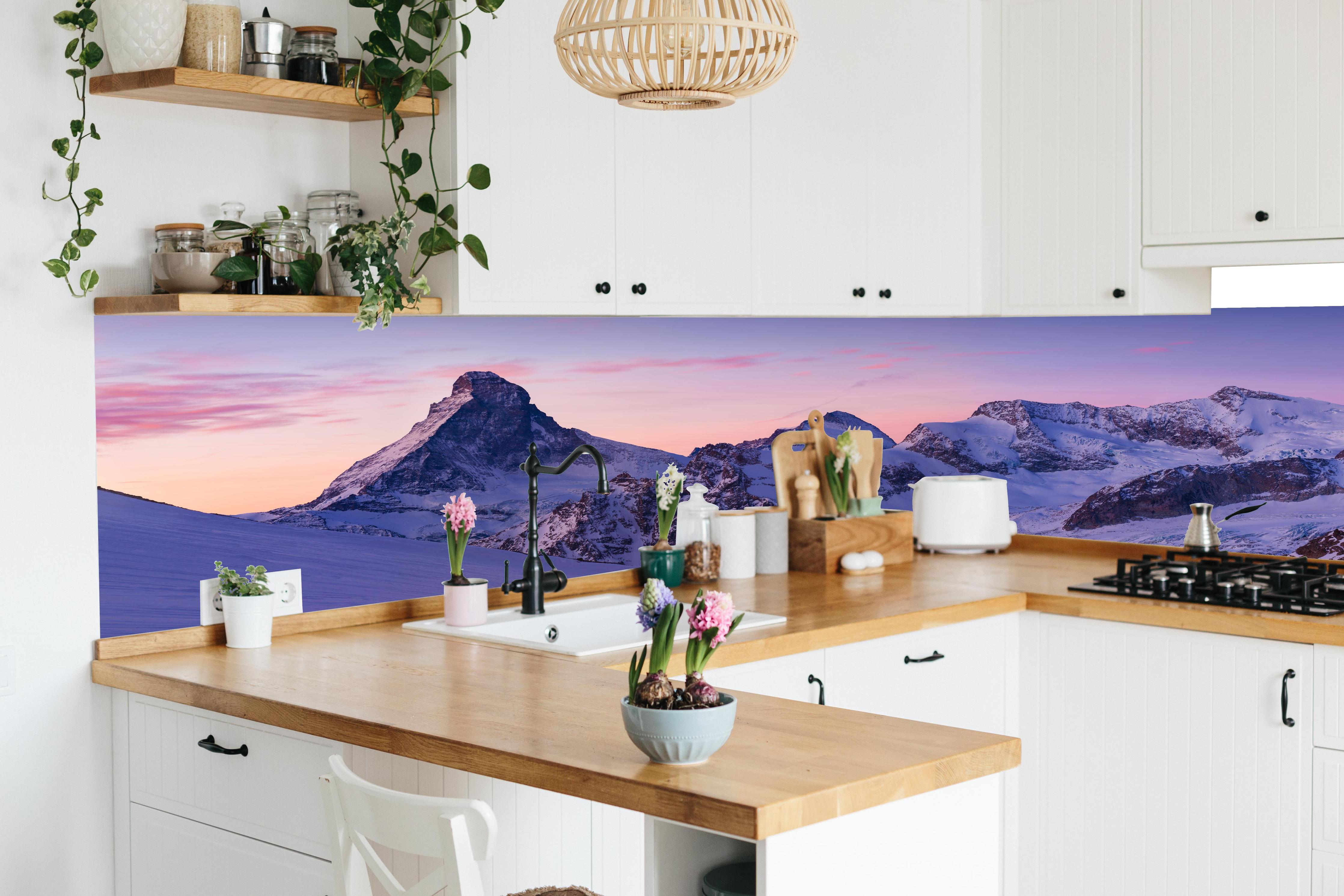 Küche - Alpenpanorama Sonnenuntergang Weiß-Rosa in lebendiger Küche mit bunten Blumen
