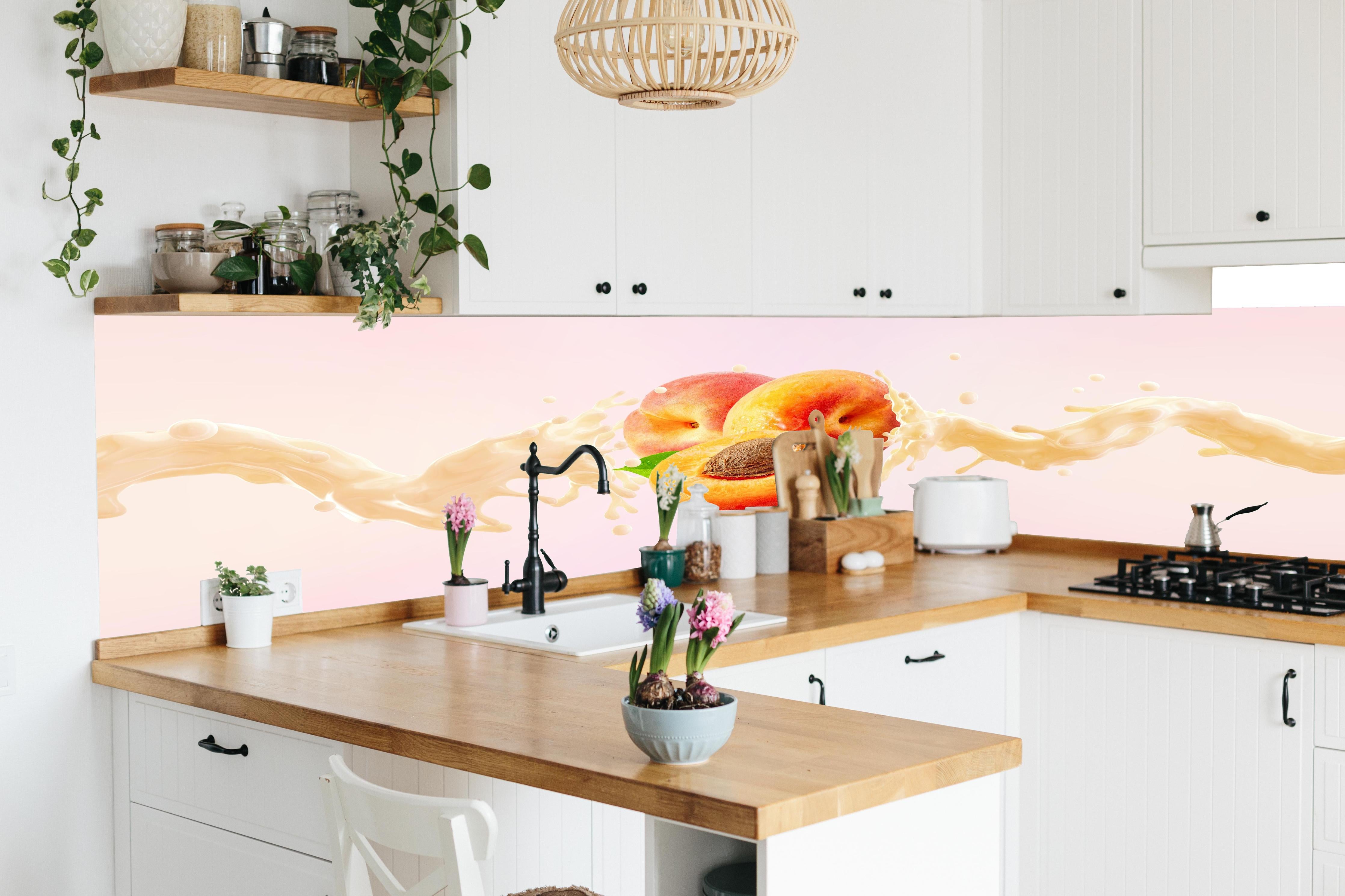 Küche - Aprikosen mit Milch-Splash in lebendiger Küche mit bunten Blumen