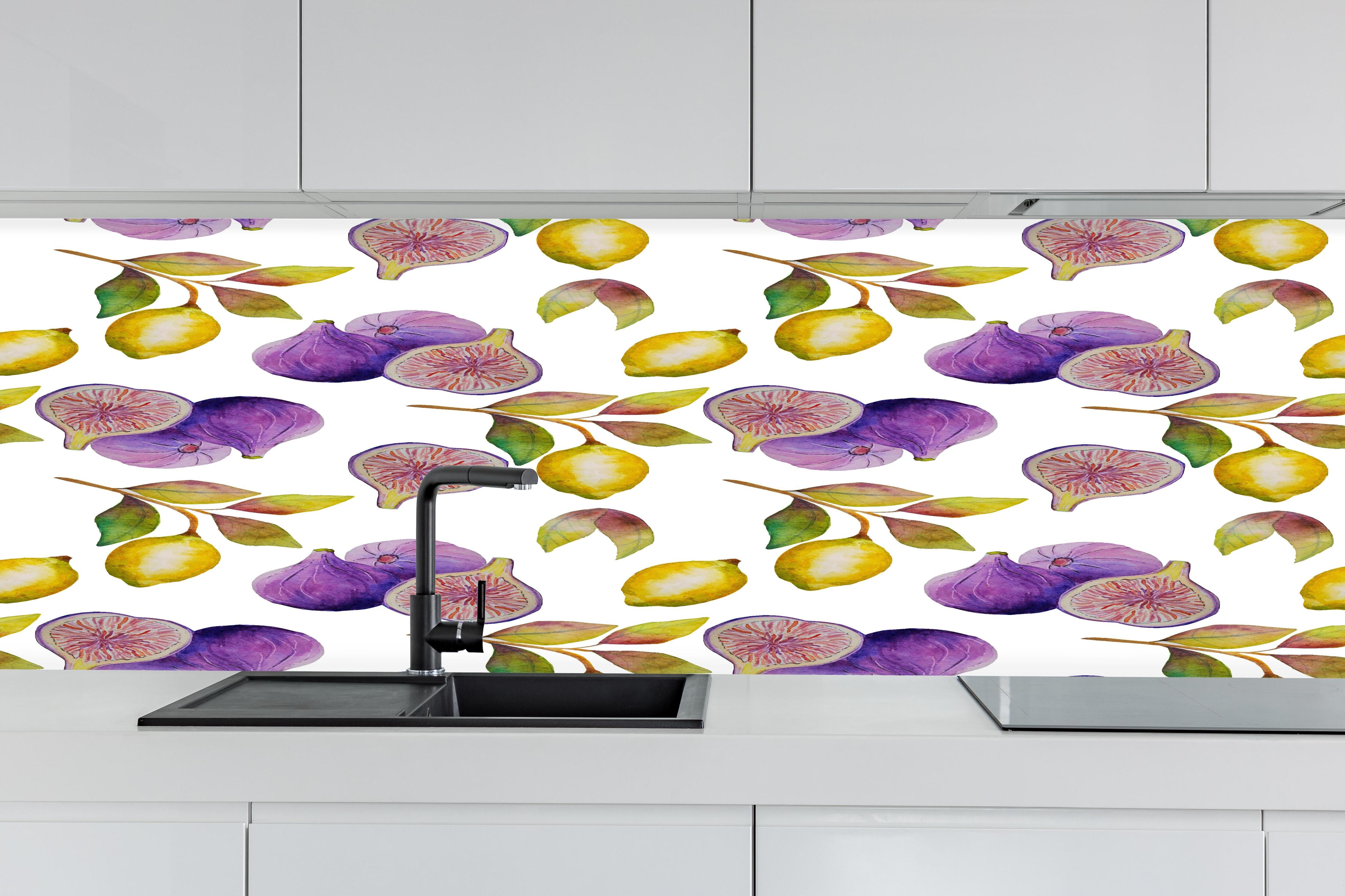 Küche - Aquarell-Feigen & Zitronen hinter weißen Hochglanz-Küchenregalen und schwarzem Wasserhahn