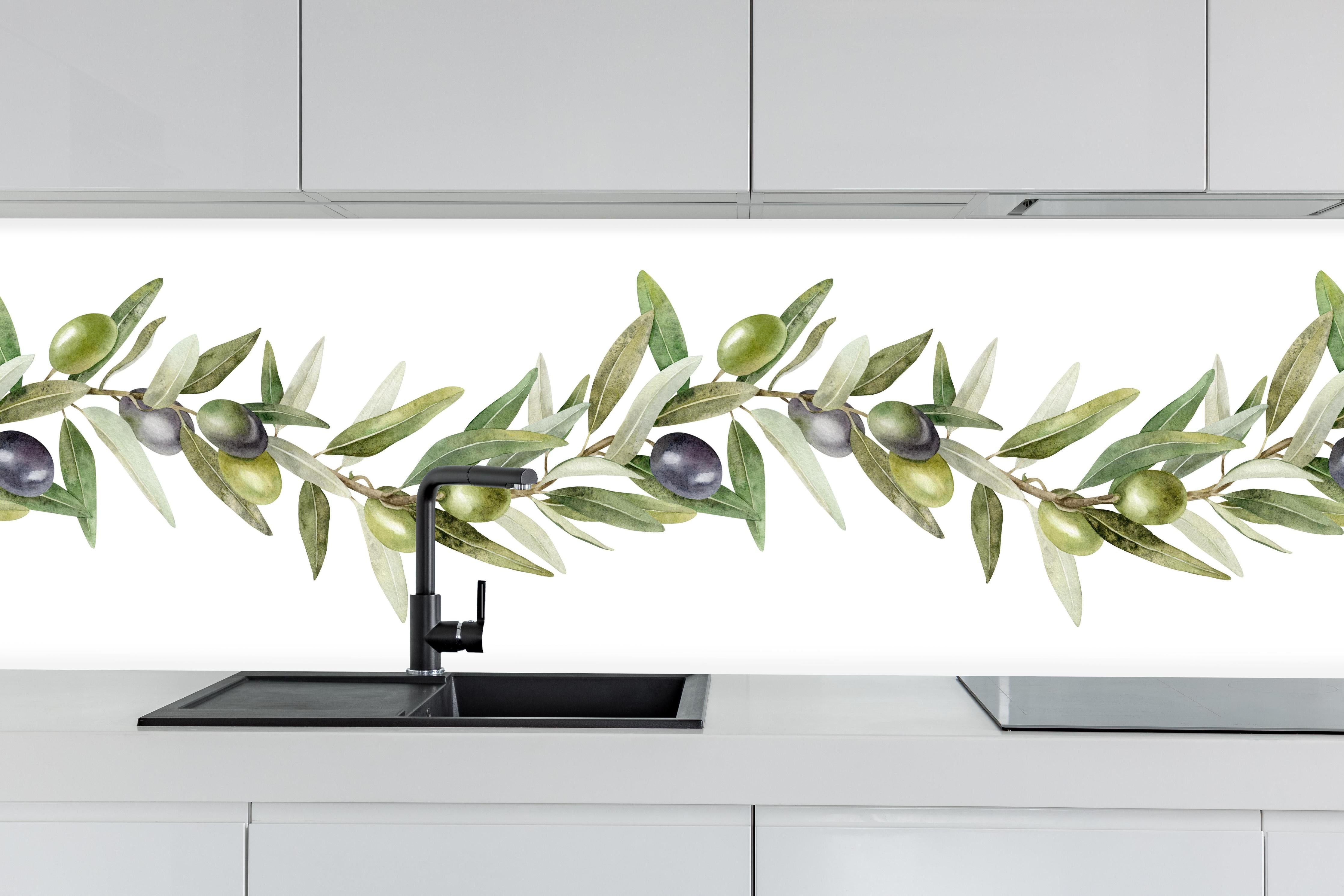 Küche - Aquarell Olivenzweig Weiß-Grün hinter weißen Hochglanz-Küchenregalen und schwarzem Wasserhahn