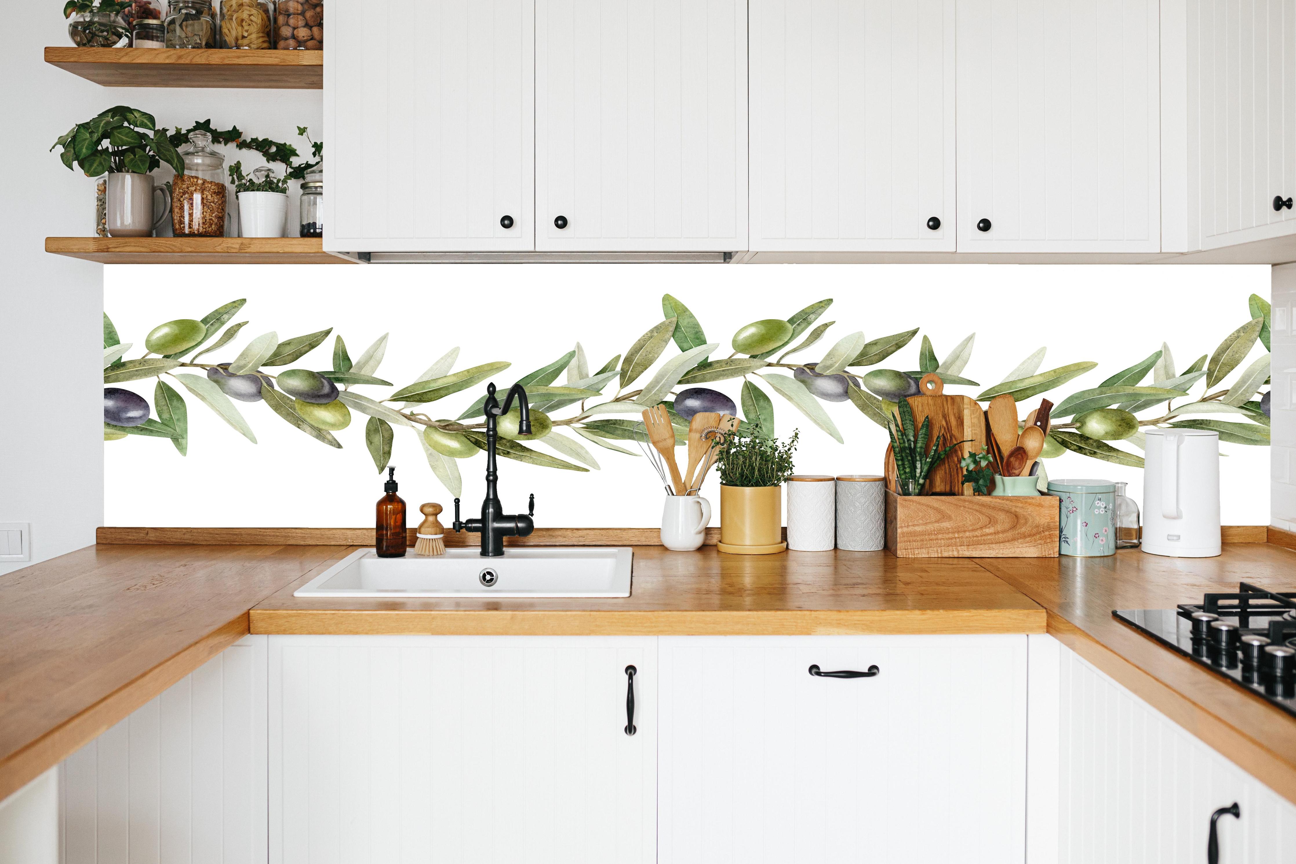 Küche - Aquarell Olivenzweig Weiß-Grün in weißer Küche hinter Gewürzen und Kochlöffeln aus Holz