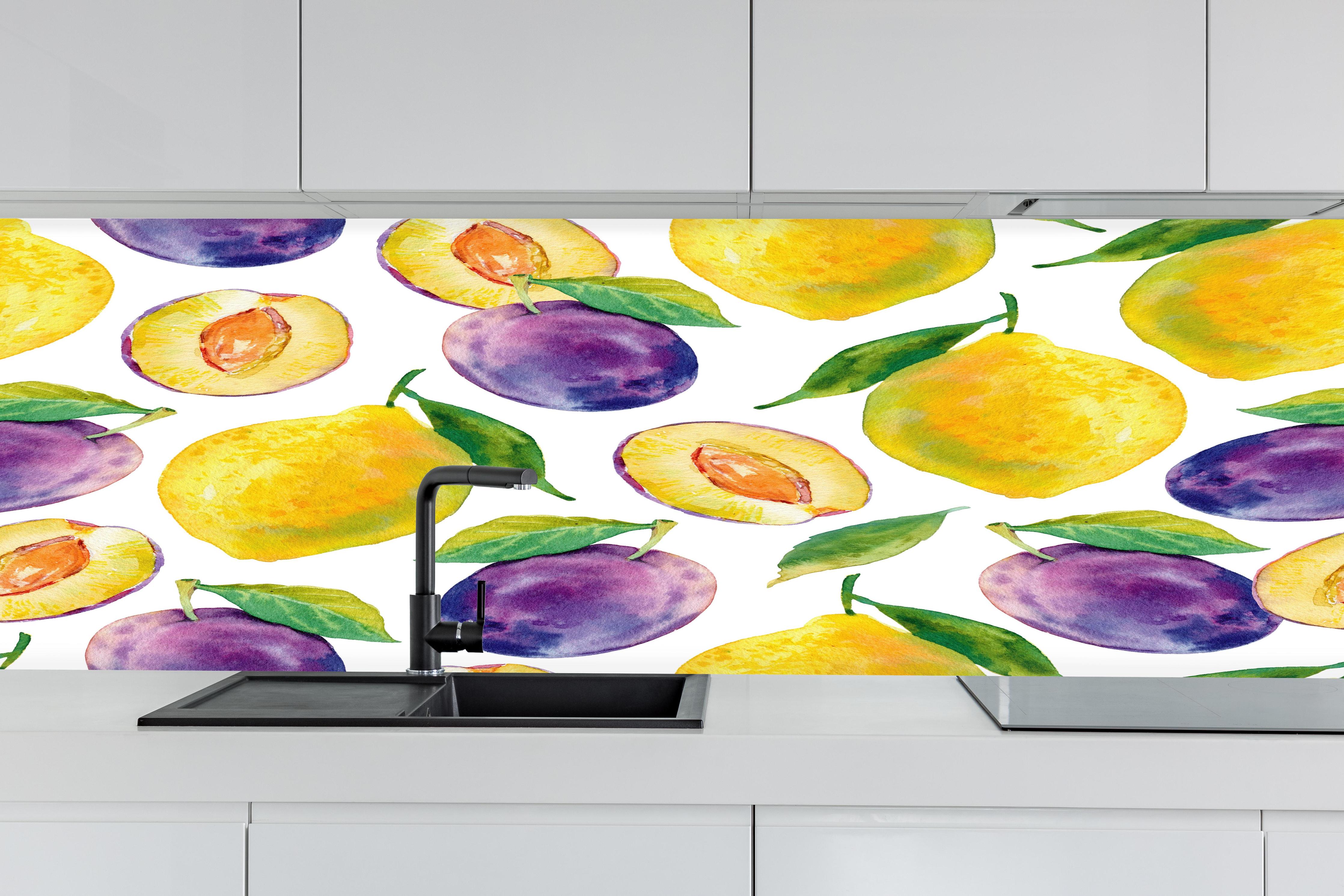 Küche - Aquarell Zitronen & Pflaumen hinter weißen Hochglanz-Küchenregalen und schwarzem Wasserhahn