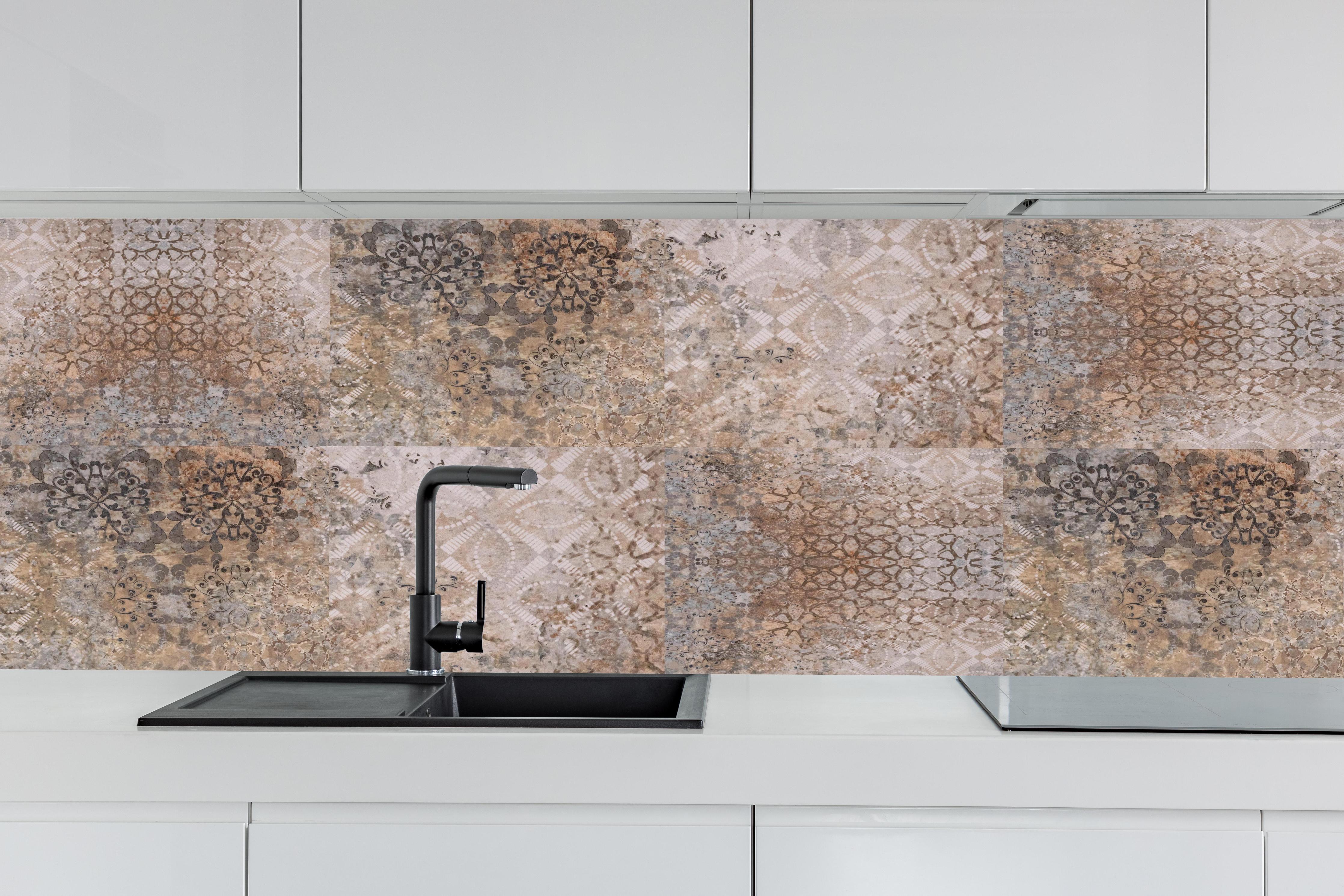 Küche - Beige-Grau Vintage-Fliesen hinter weißen Hochglanz-Küchenregalen und schwarzem Wasserhahn