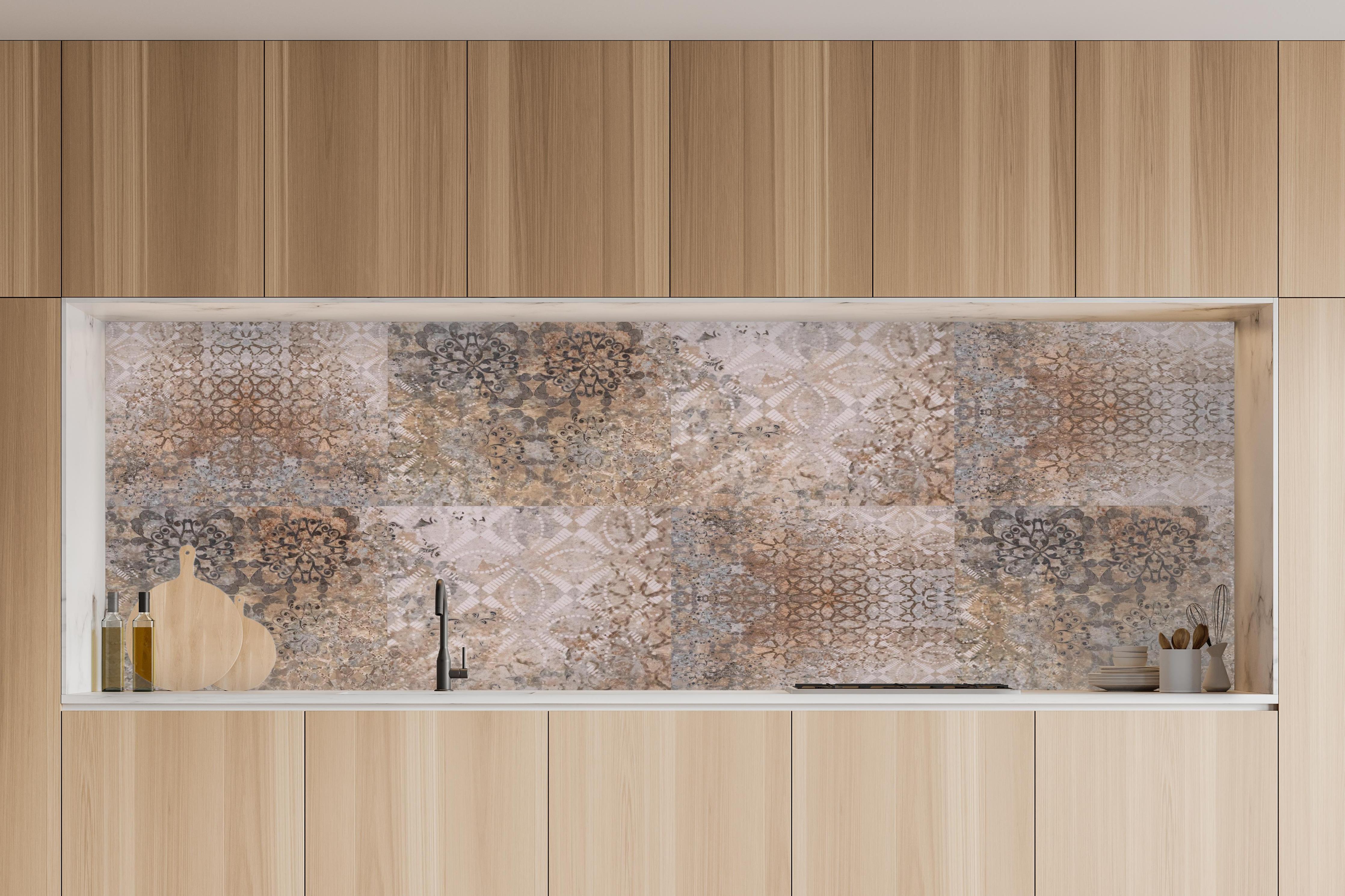 Küche - Beige-Grau Vintage-Fliesen in charakteristischer Vollholz-Küche mit modernem Gasherd