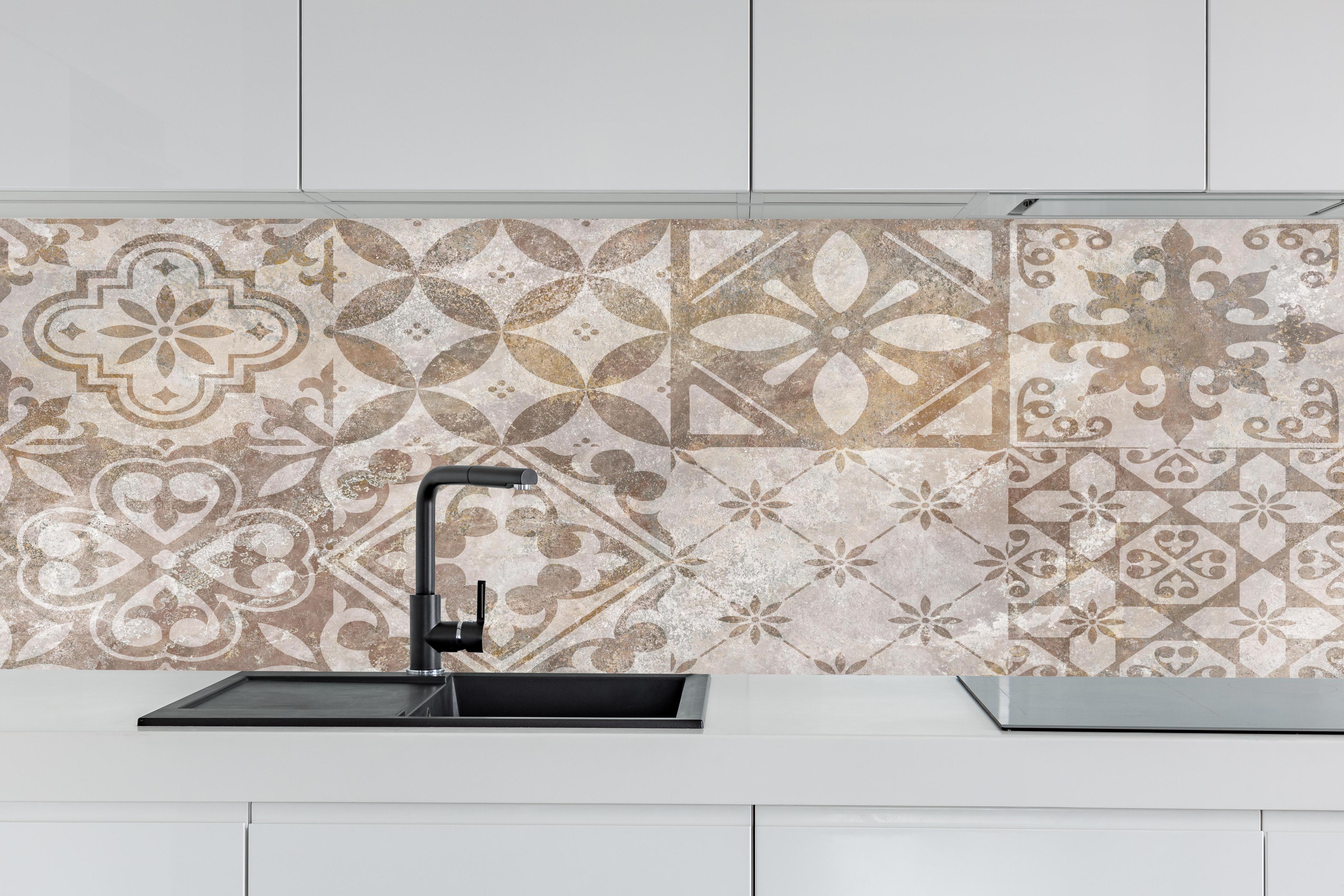 Küche - Beige-Grau-Vintage-Fliesenmuster hinter weißen Hochglanz-Küchenregalen und schwarzem Wasserhahn