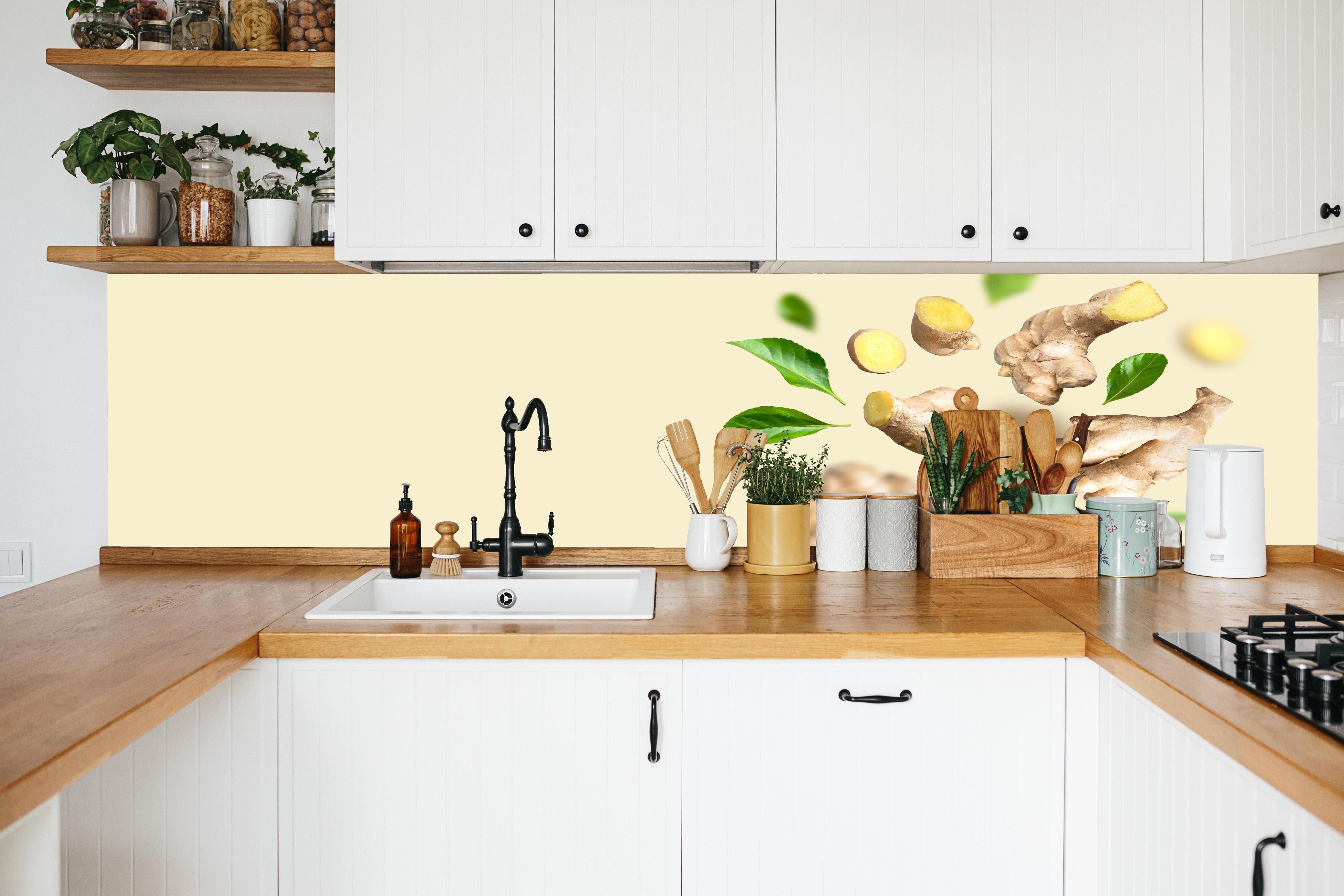Küche - Beige Ingwer & Kräuter in weißer Küche hinter Gewürzen und Kochlöffeln aus Holz