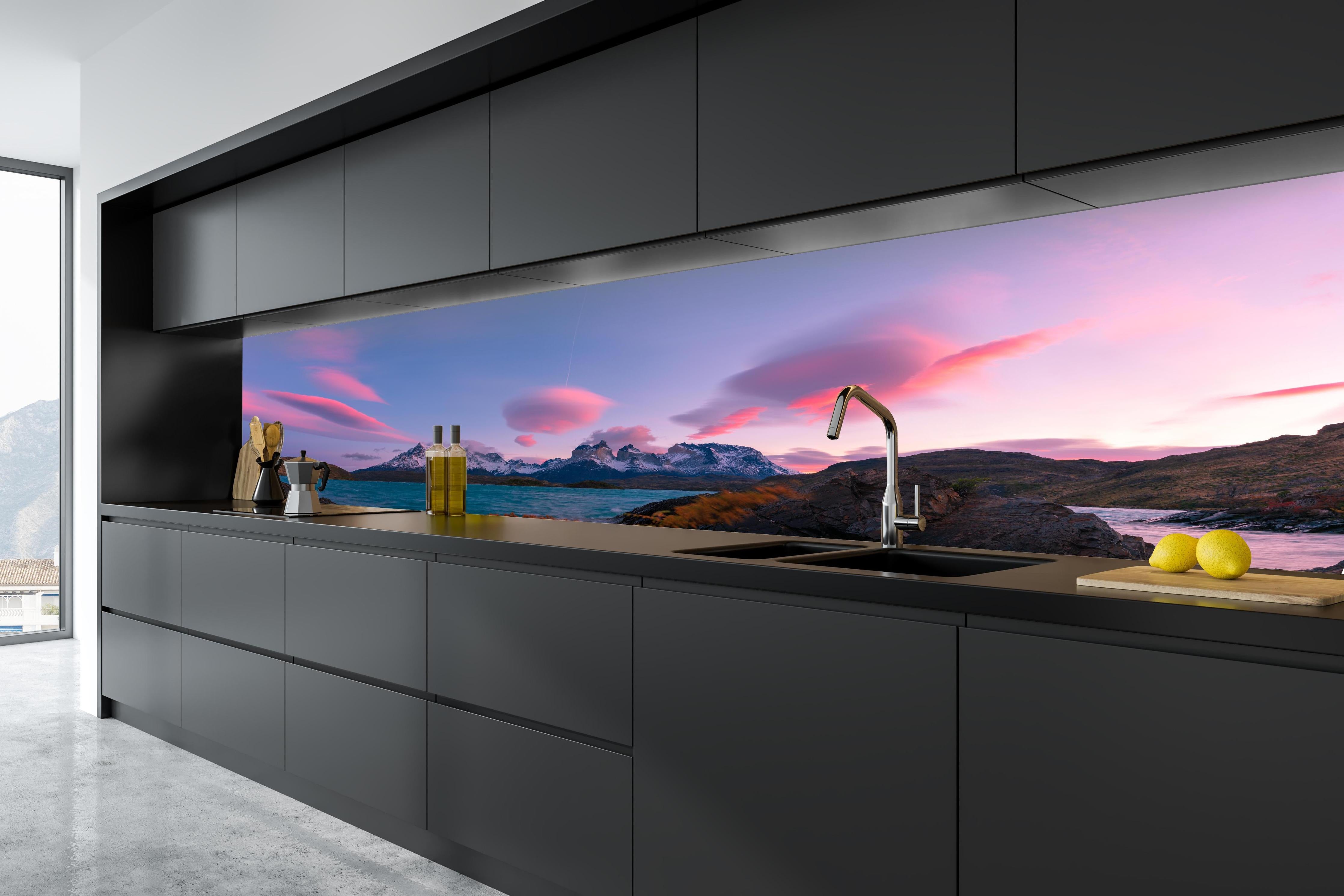 Küche - Bergpanorama im rosa Sonnenuntergang in tiefschwarzer matt-premium Einbauküche