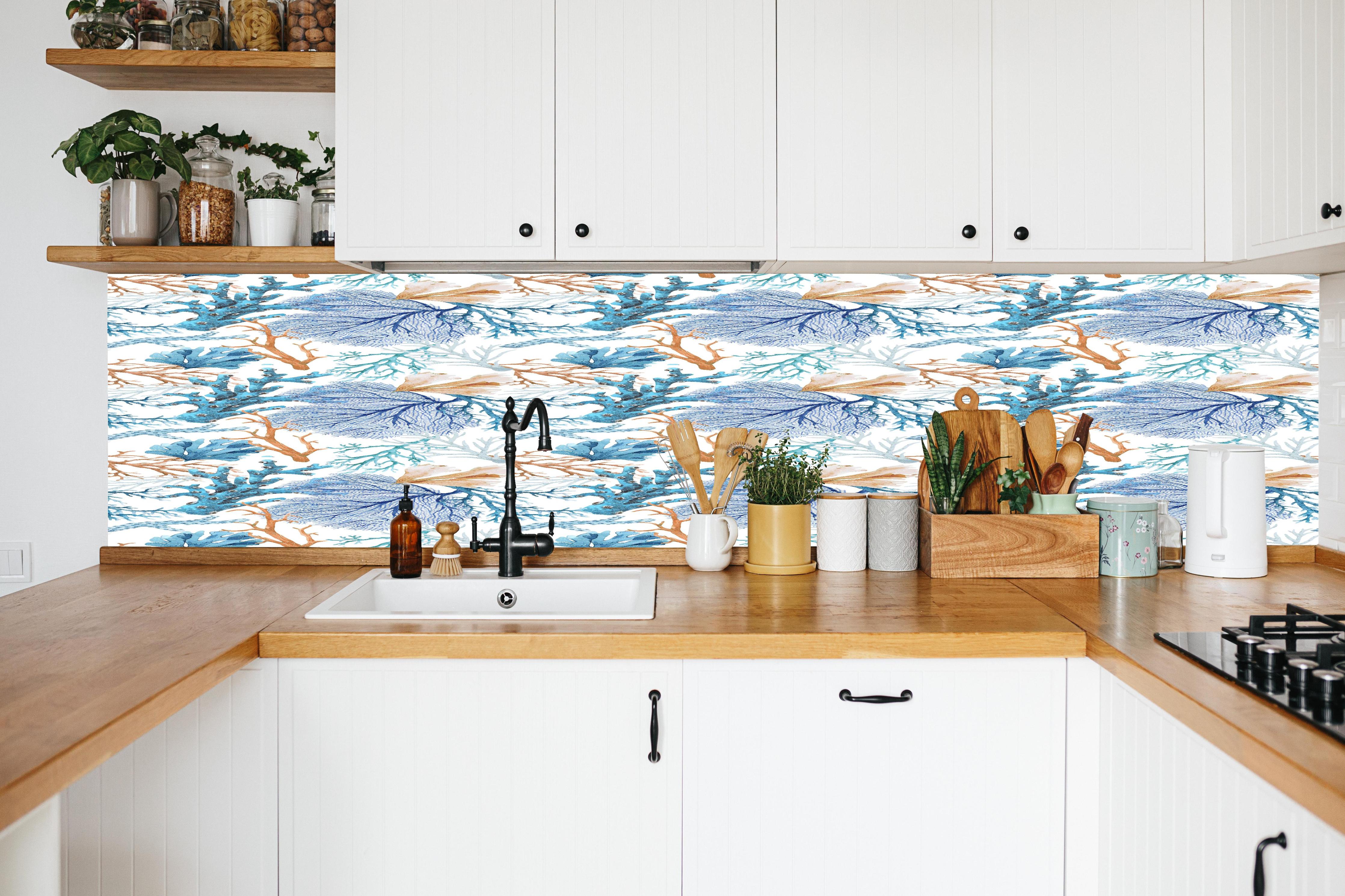 Küche - Blau-Beige Korallenmuster in weißer Küche hinter Gewürzen und Kochlöffeln aus Holz