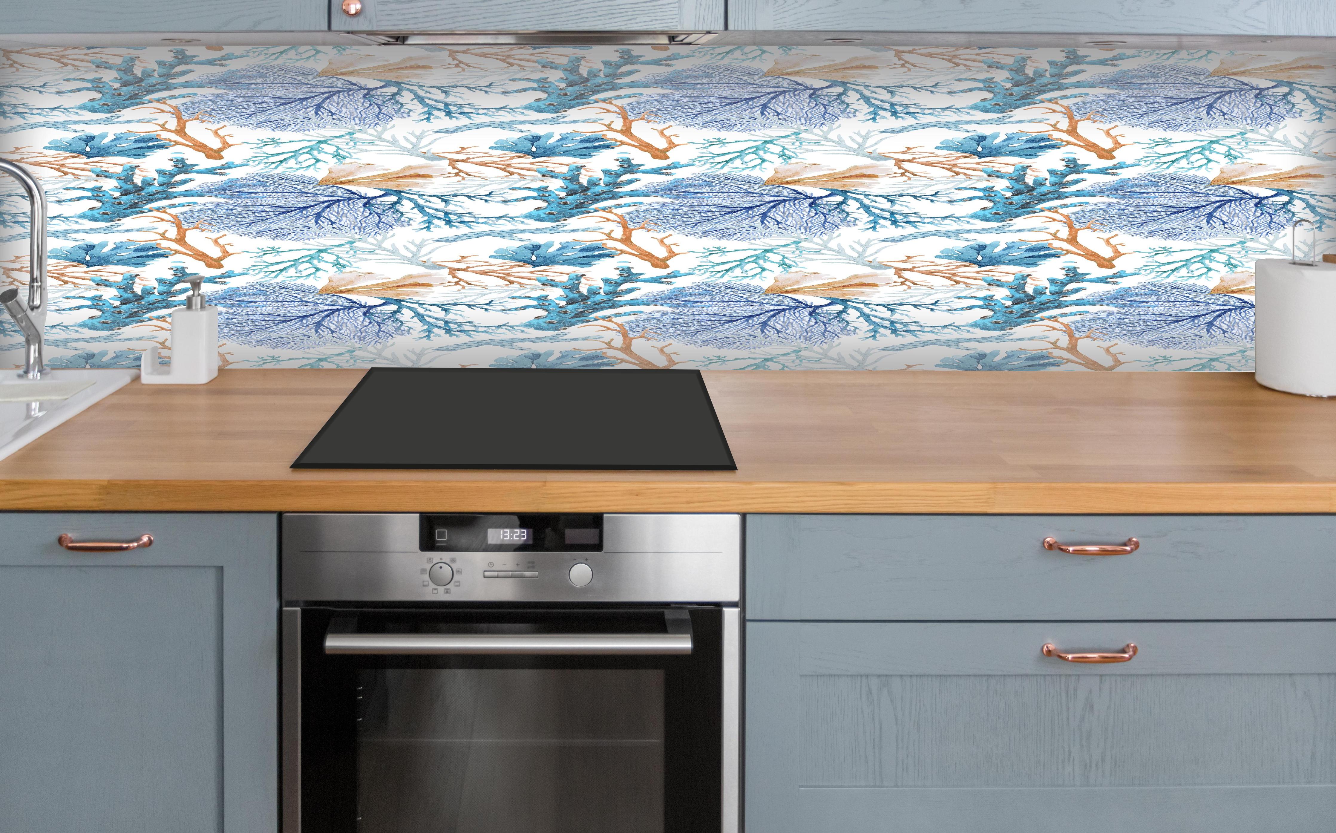 Küche - Blau-Beige Korallenmuster über polierter Holzarbeitsplatte mit Cerankochfeld