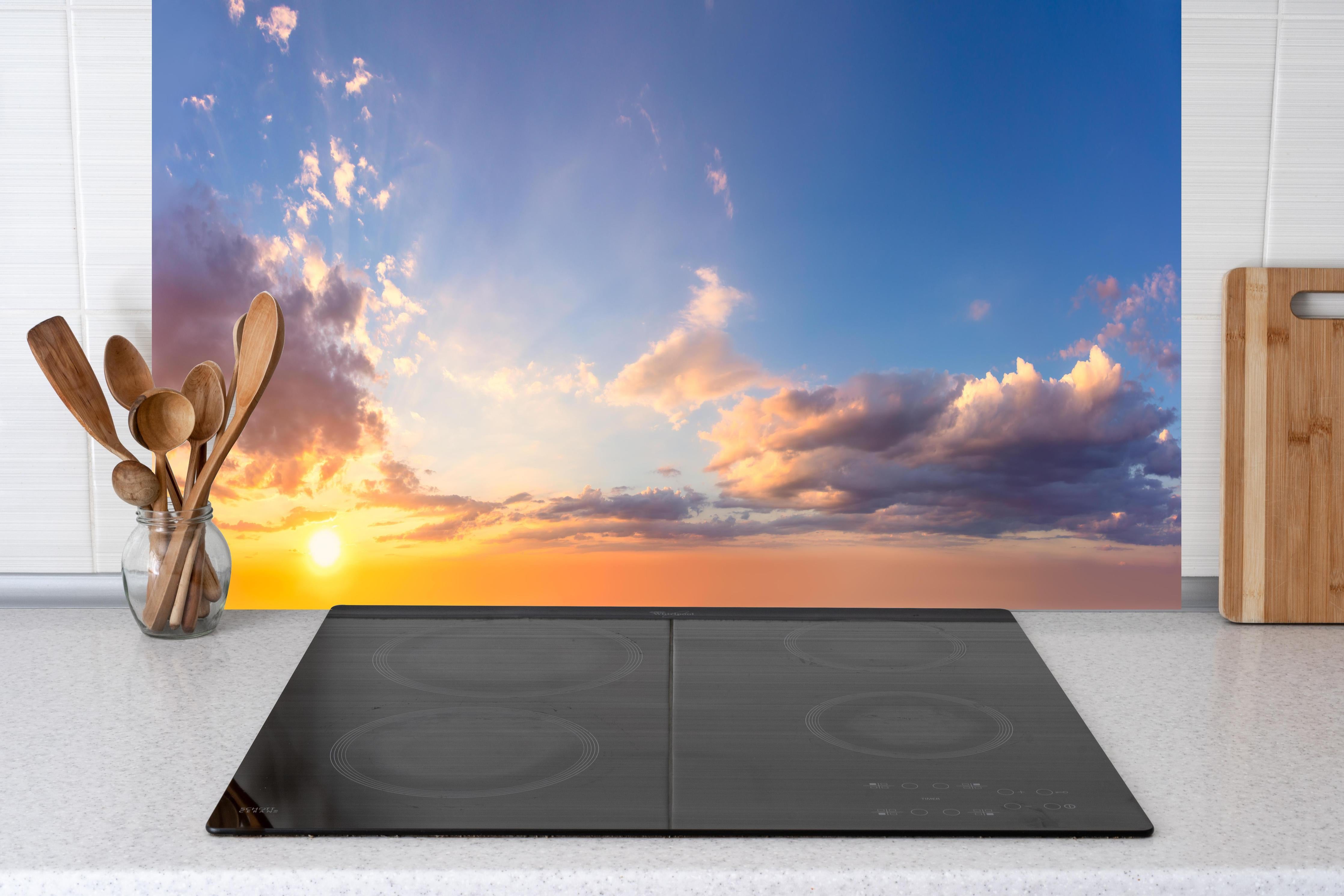 Küche - Blau-Orange Sonnenuntergang hinter Cerankochfeld und Holz-Kochutensilien