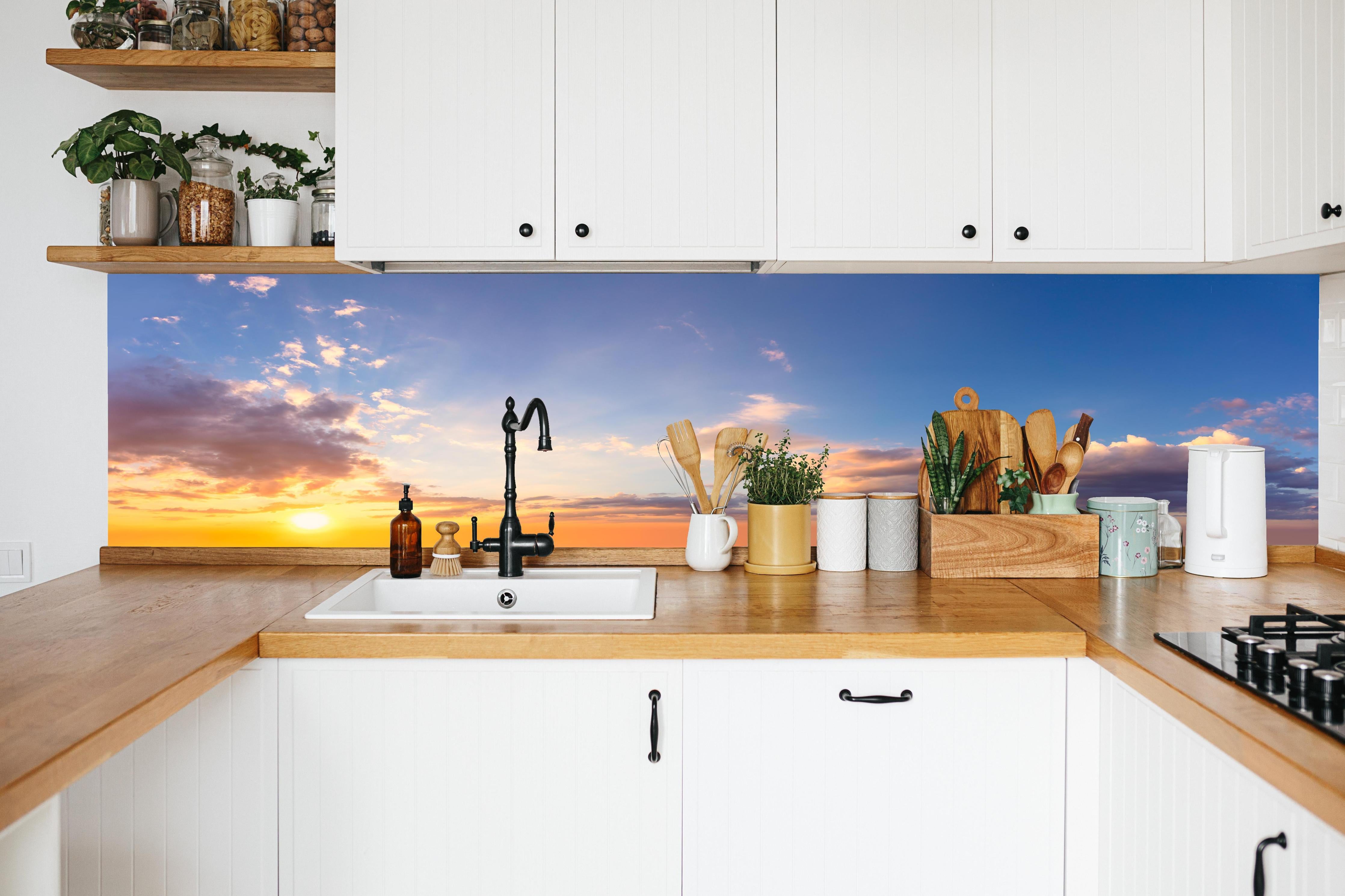 Küche - Blau-Orange Sonnenuntergang in weißer Küche hinter Gewürzen und Kochlöffeln aus Holz