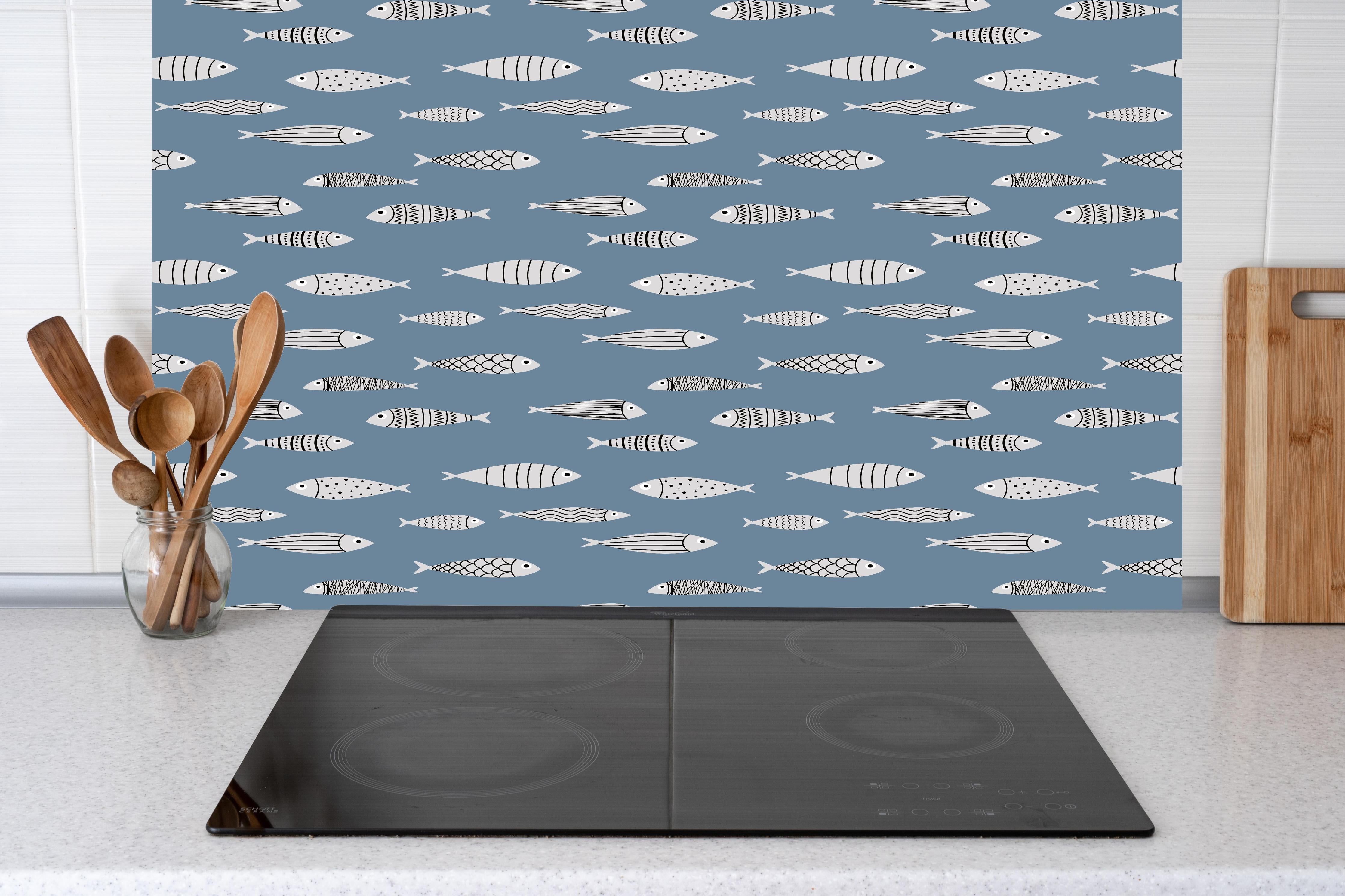 Küche - Blau-Weiß Fischmuster hinter Cerankochfeld und Holz-Kochutensilien