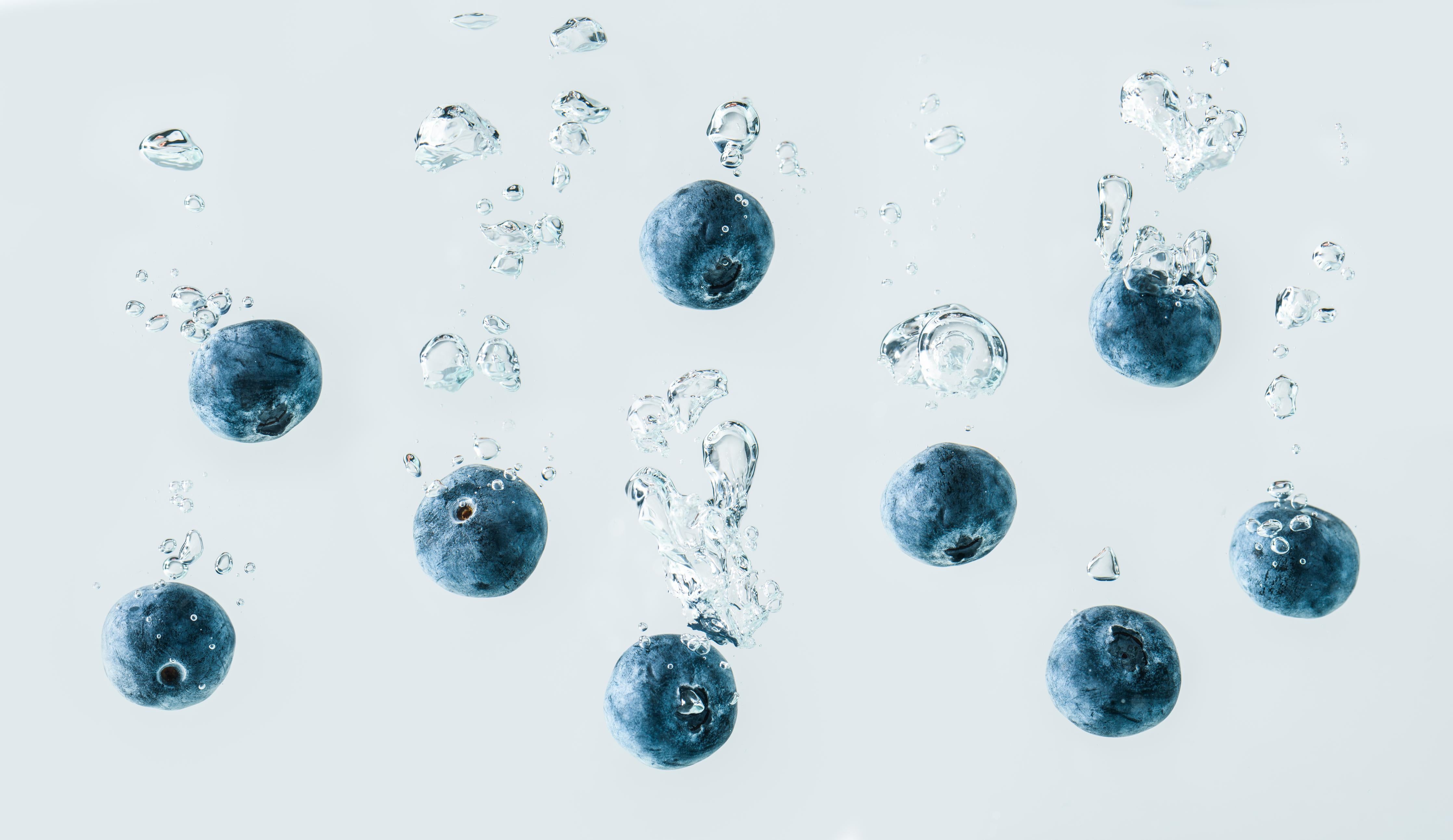 Küchenrückwand-Blaubeeren im Wassertropfen