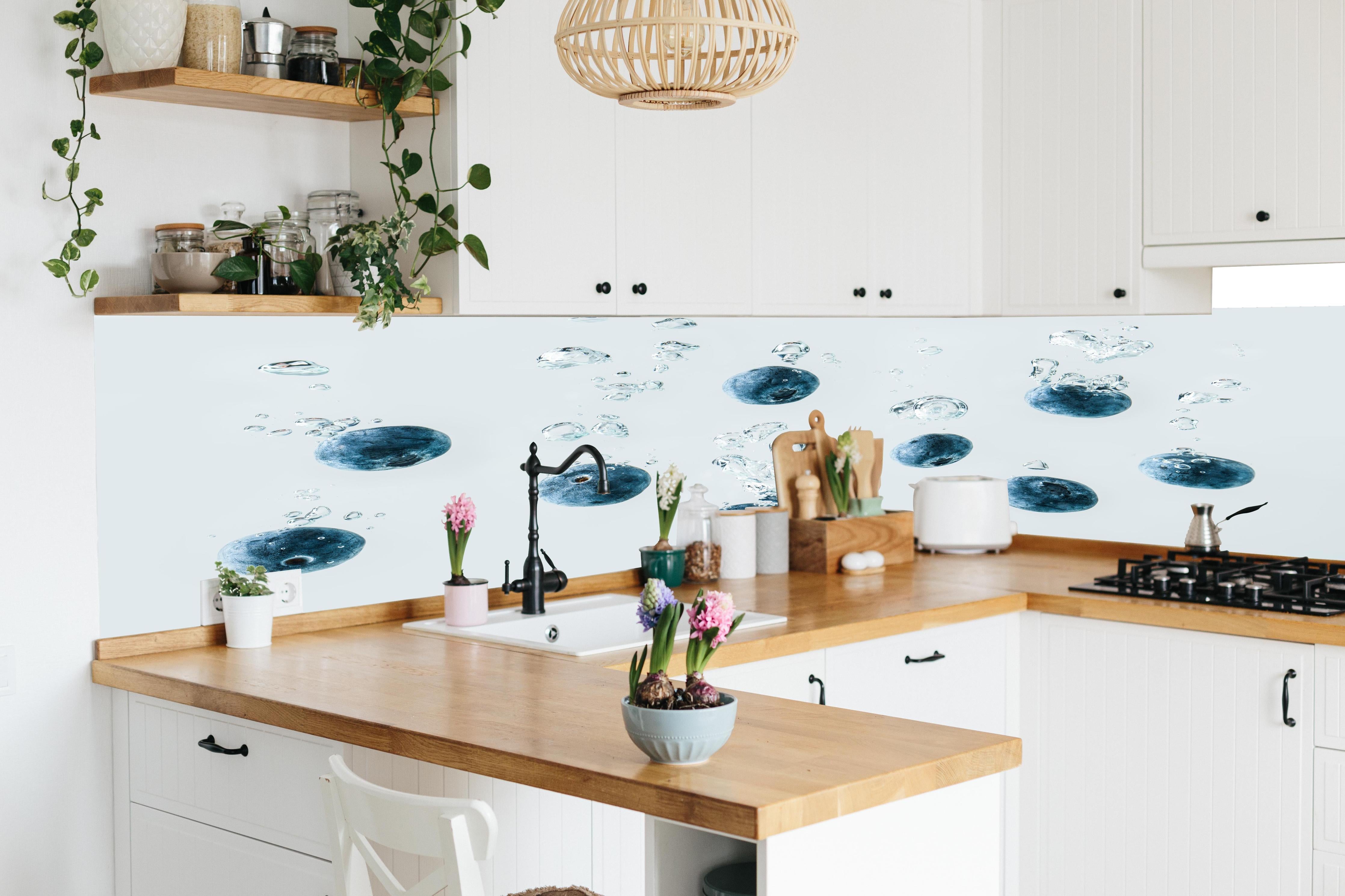 Küche - Blaubeeren im Wassertropfen in lebendiger Küche mit bunten Blumen