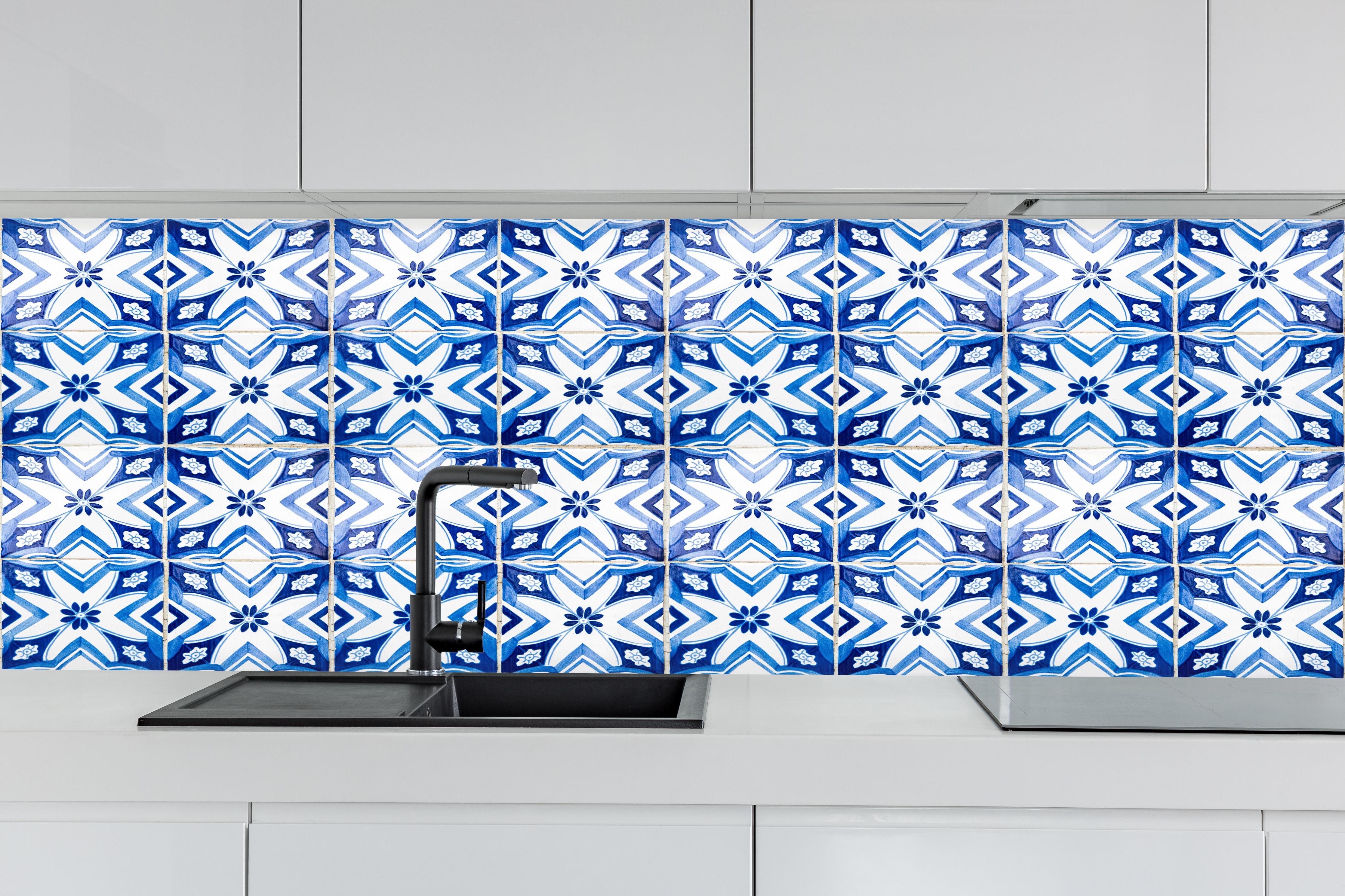 Küche - Blaue Azulejo-Fliesen hinter weißen Hochglanz-Küchenregalen und schwarzem Wasserhahn