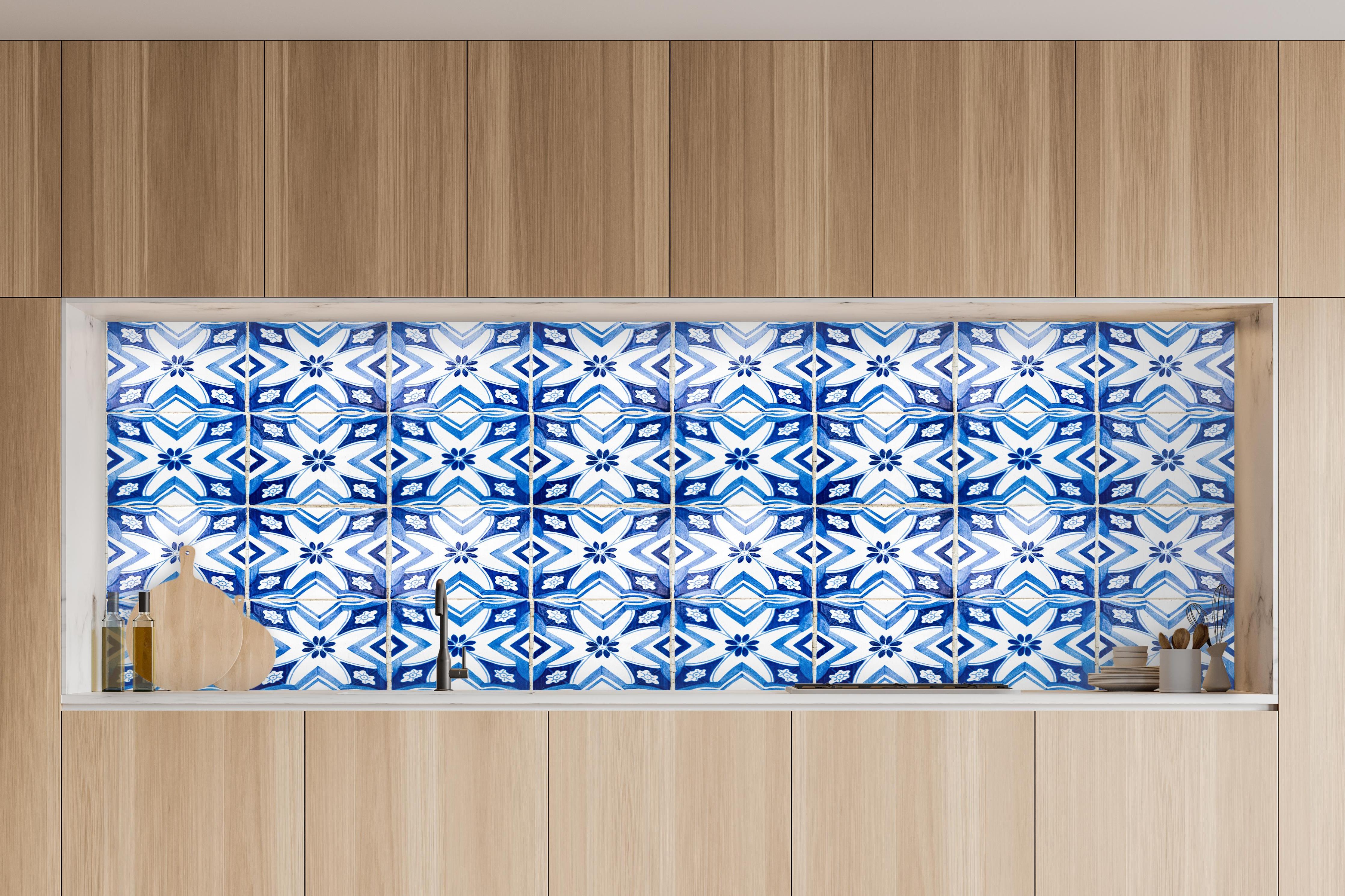 Küche - Blaue Azulejo-Fliesen in charakteristischer Vollholz-Küche mit modernem Gasherd