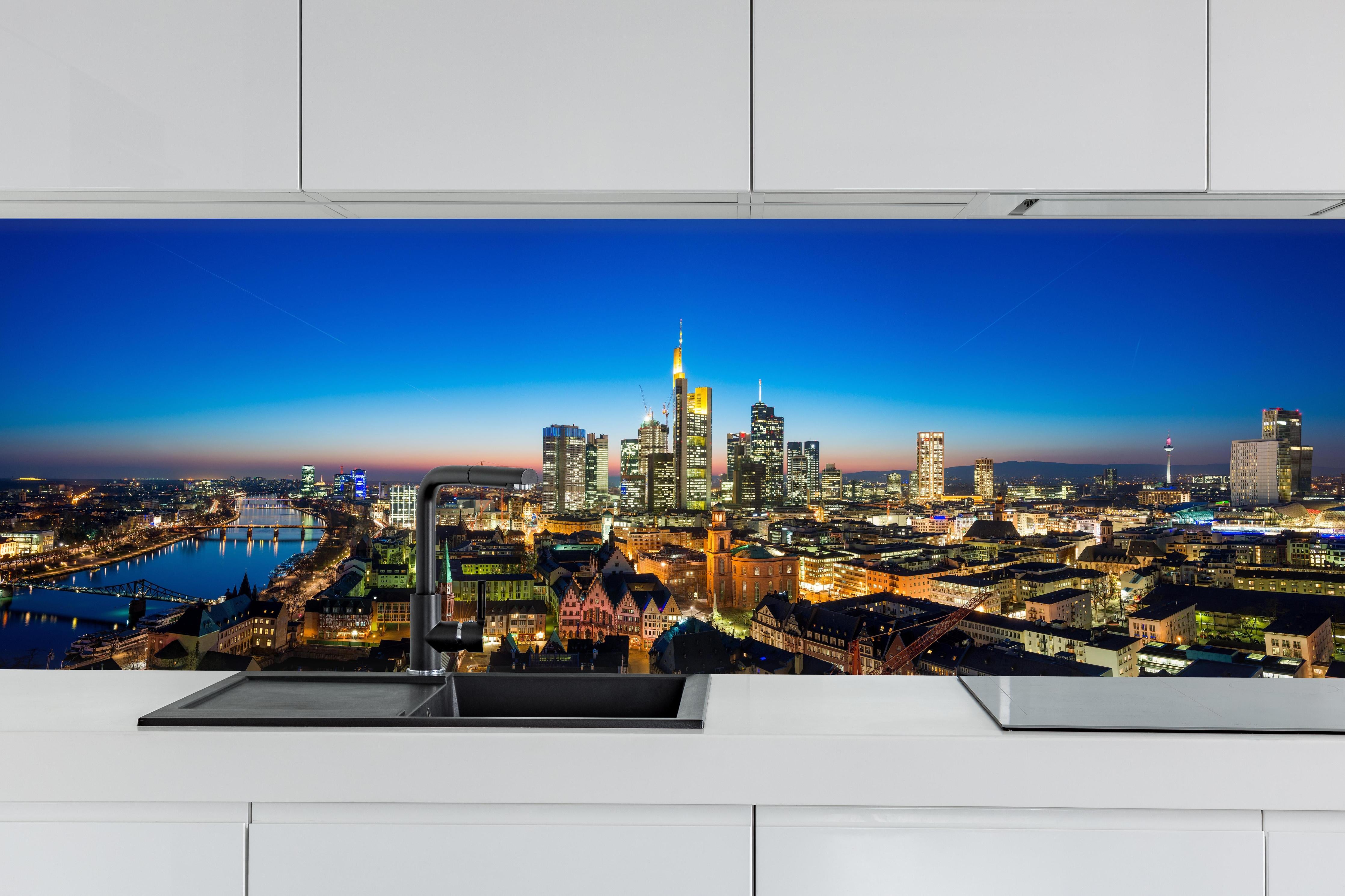 Küche - Blaue Skyline bei Abenddämmerung hinter weißen Hochglanz-Küchenregalen und schwarzem Wasserhahn