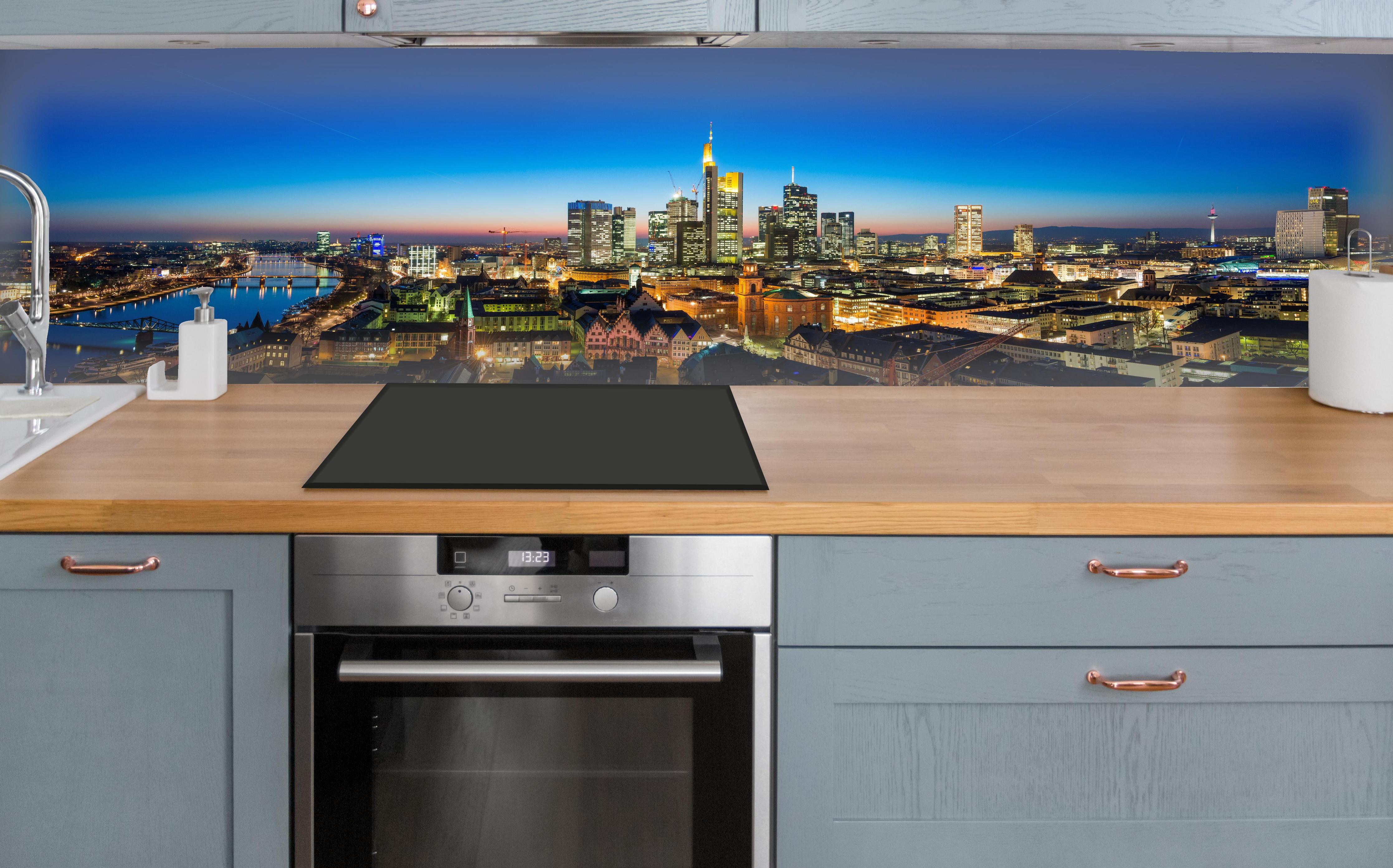 Küche - Blaue Skyline bei Abenddämmerung über polierter Holzarbeitsplatte mit Cerankochfeld