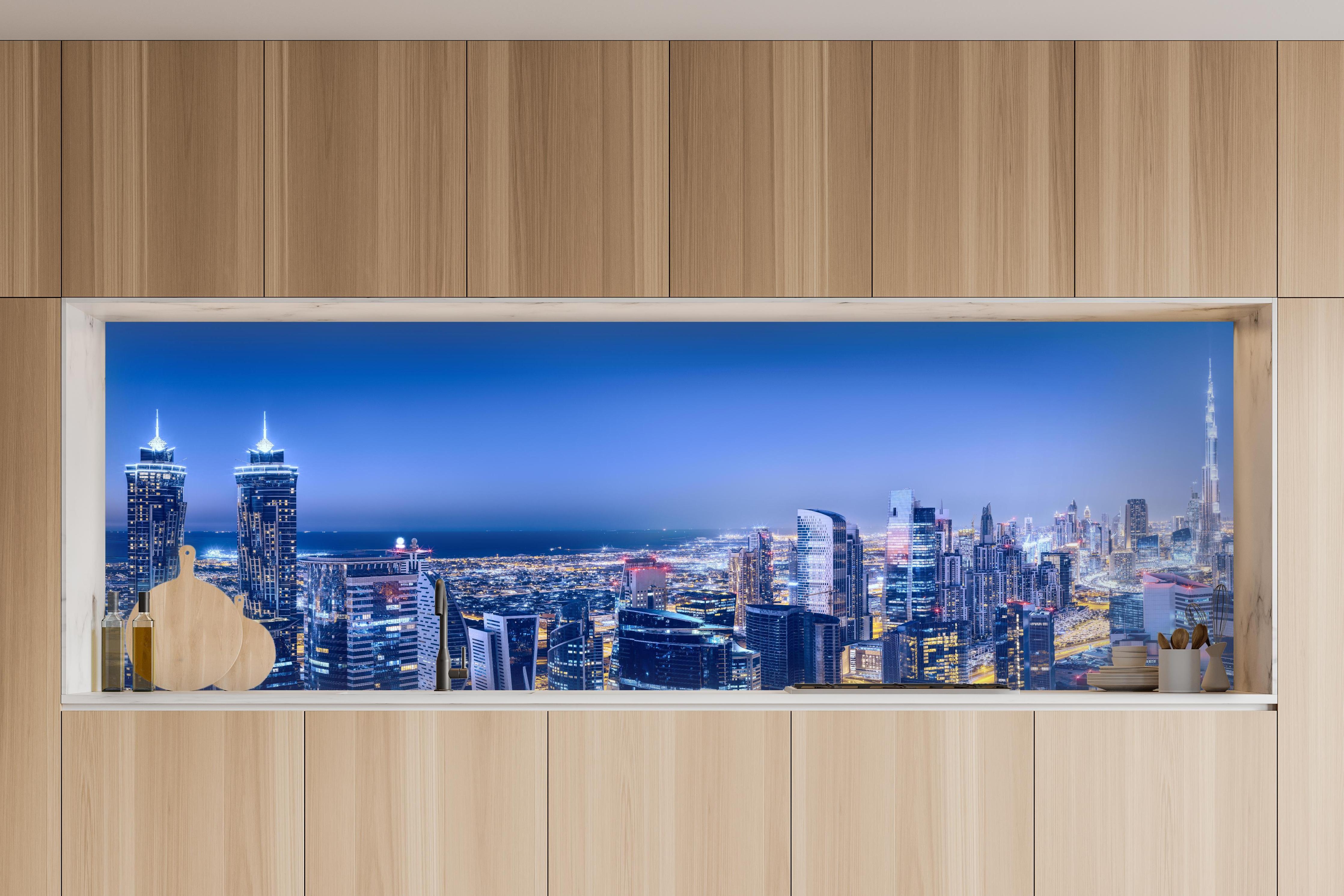 Küche - Blaue Skyline bei Nacht in charakteristischer Vollholz-Küche mit modernem Gasherd