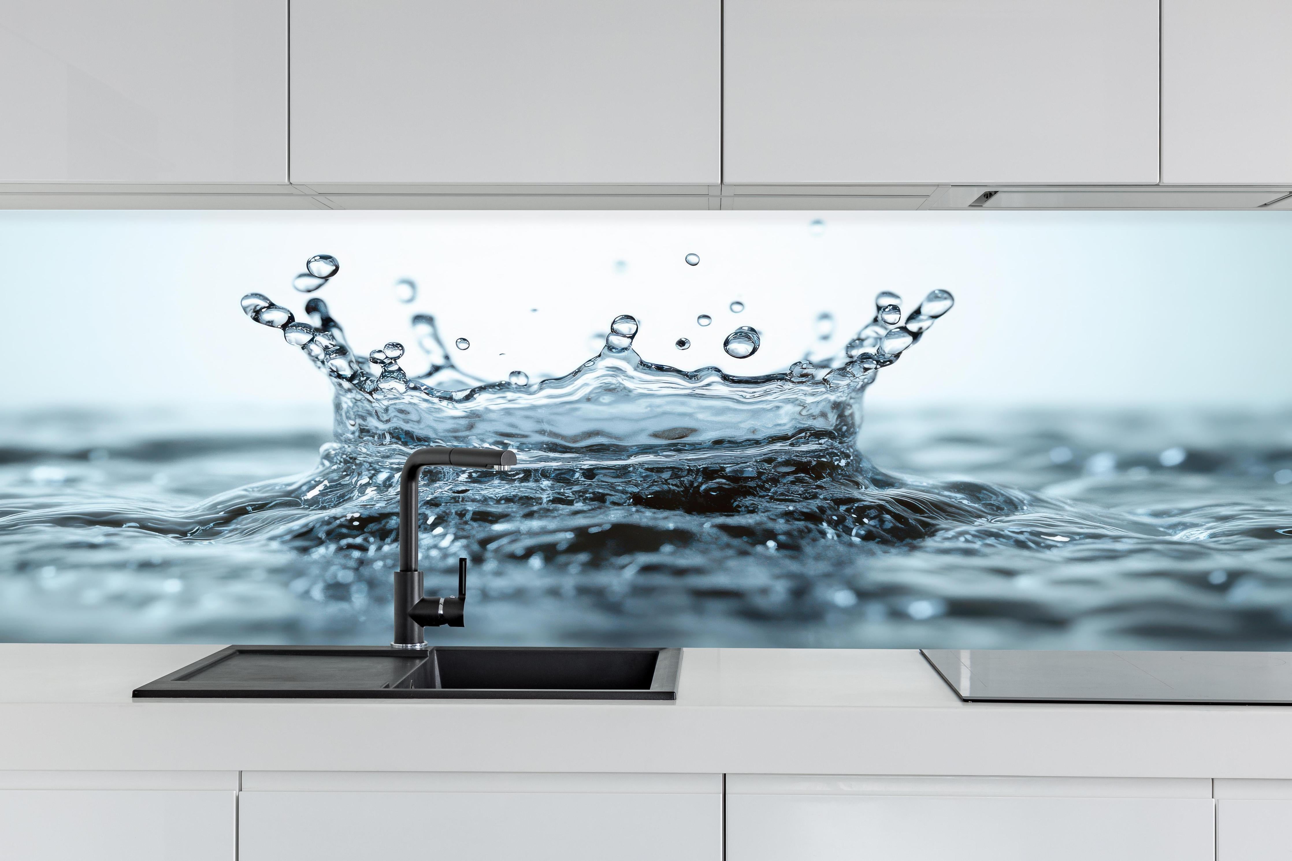 Küche - Blauer Wasser-Splash hinter weißen Hochglanz-Küchenregalen und schwarzem Wasserhahn