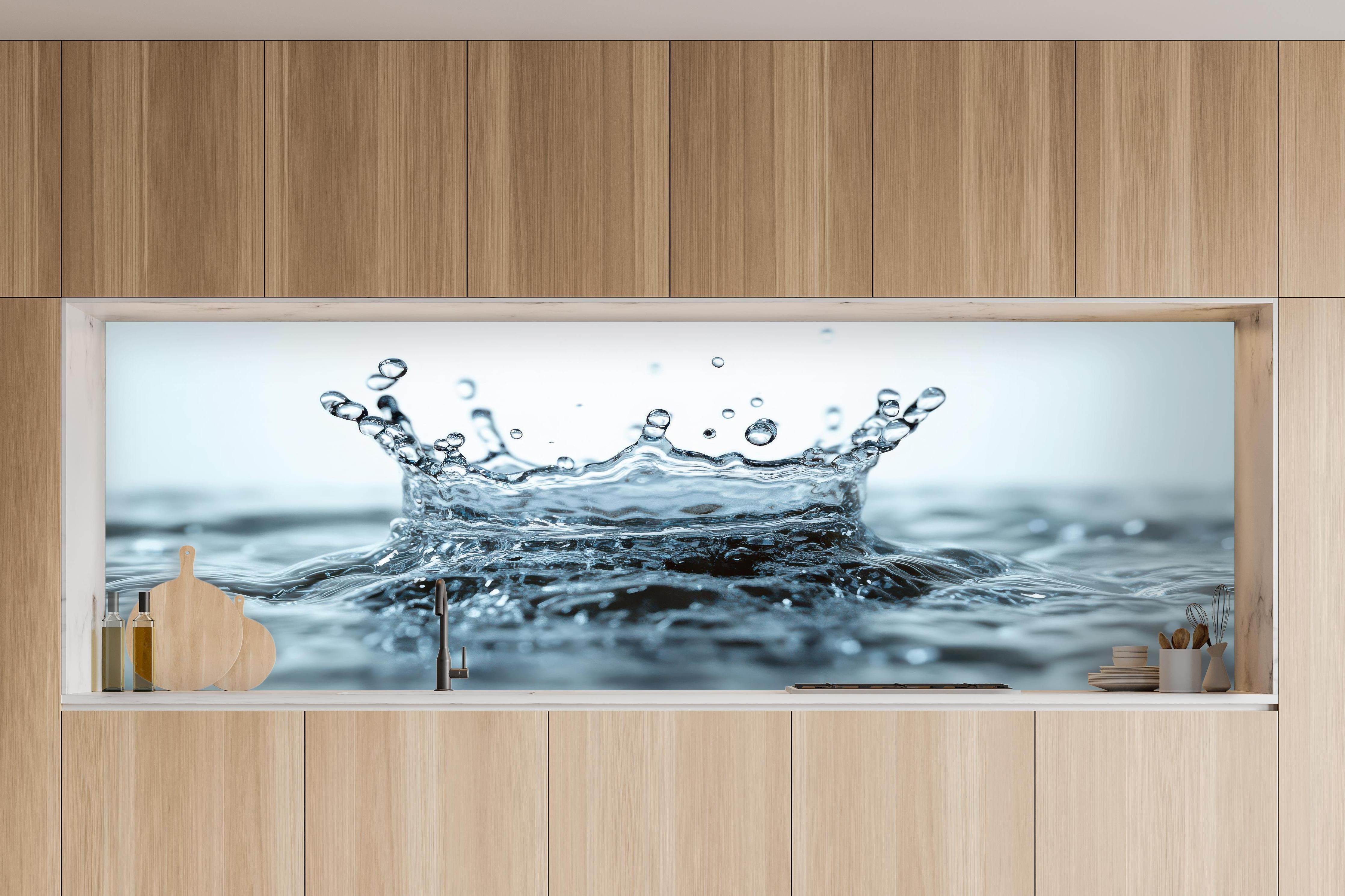 Küche - Blauer Wasser-Splash in charakteristischer Vollholz-Küche mit modernem Gasherd